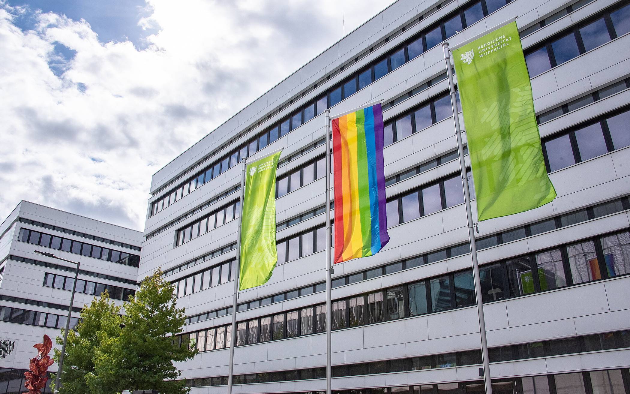 Die Regenbogenflagge vor Gebäude V/W.