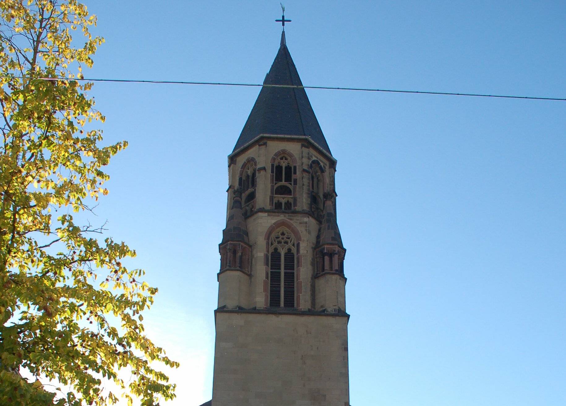  Der Turm der Herz-Jesu-Kirche in Unterbarmen.   