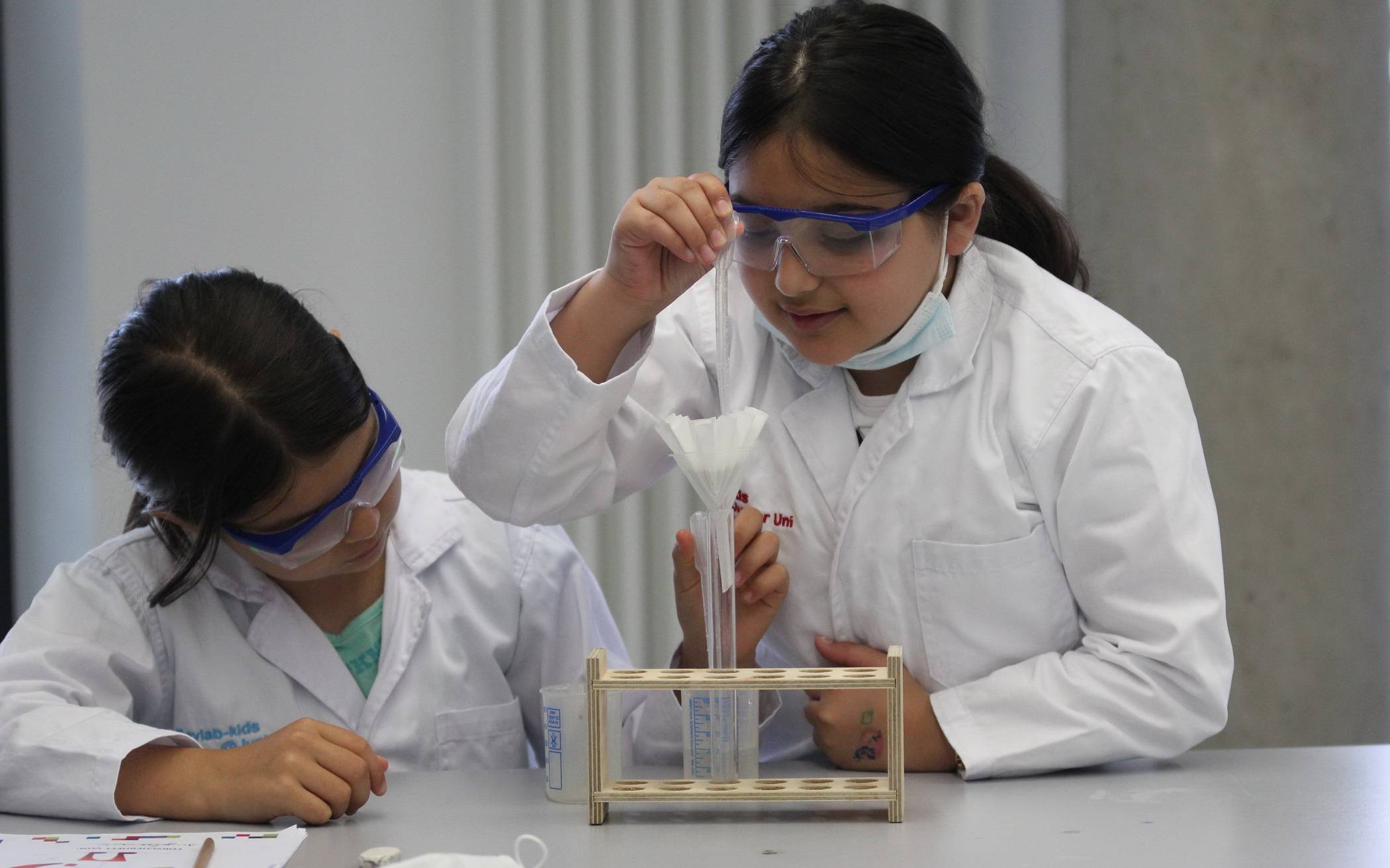 Am MINT-Tag für Mädchen können die Nachwuchsforscherinnen verschiedene naturwissenschaftliche und technische Themen kennenlernen und ausprobieren.