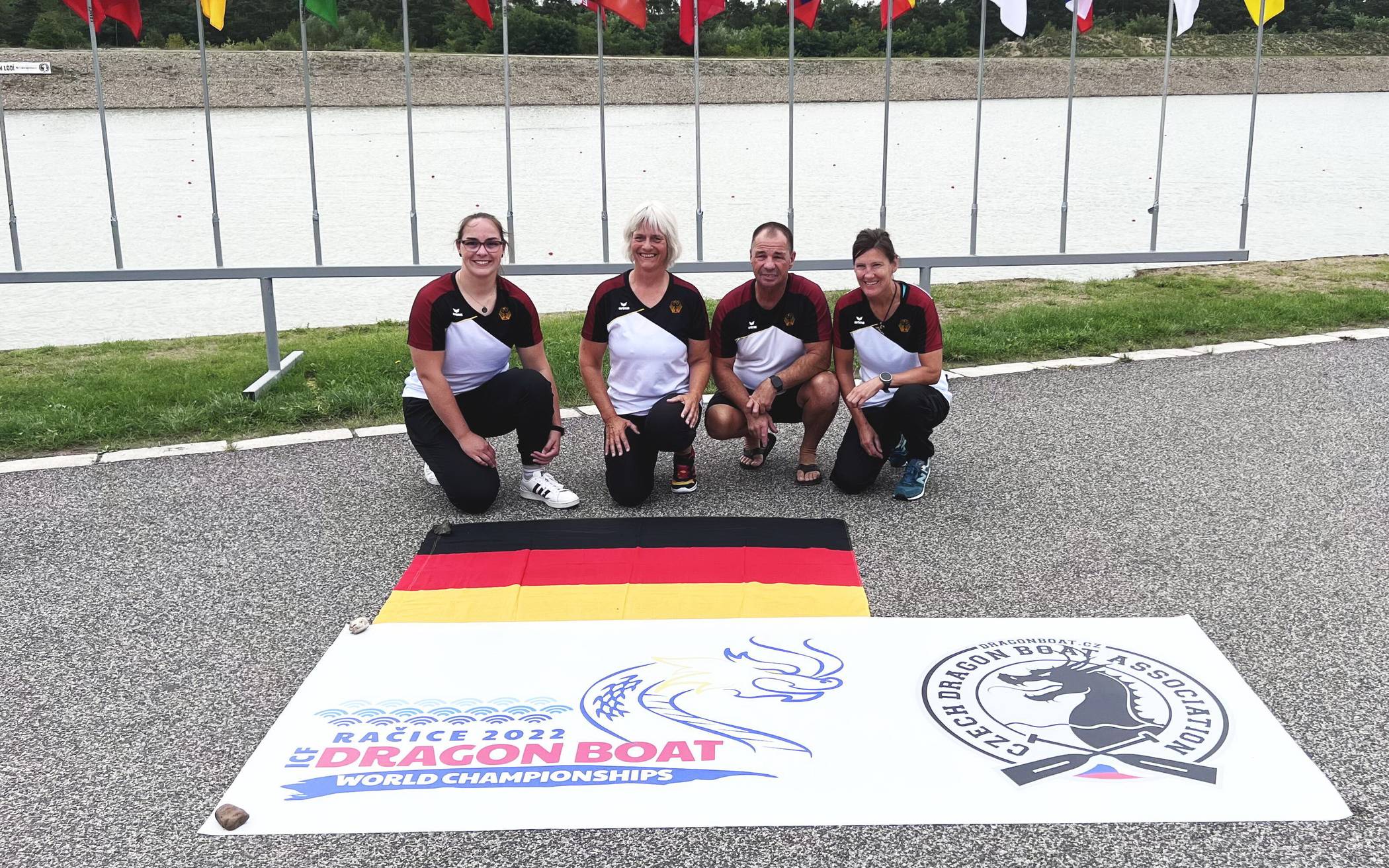 Die „Drag Attack“-Teammitglieder Nadine Tarrach, Angelika Martin, André Schmidt und Beate Ludes (v.li.) bei der Drachenboot-Weltmeisterschaft in Racice (Tschechische Republik).
