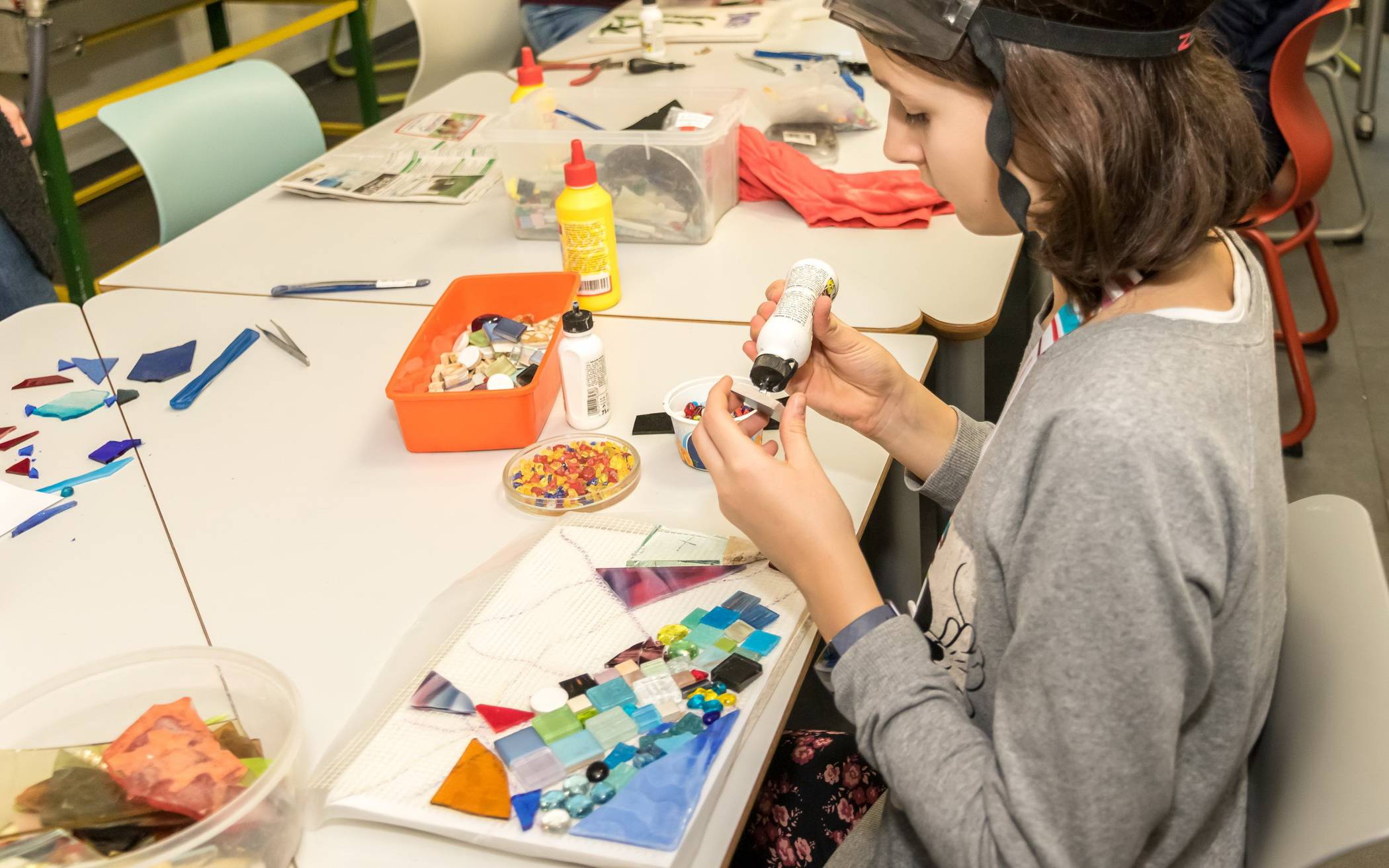 In den Mosaikkunst-Kursen wird es in den Herbstferien in der Junior Uni bunt und kreativ.