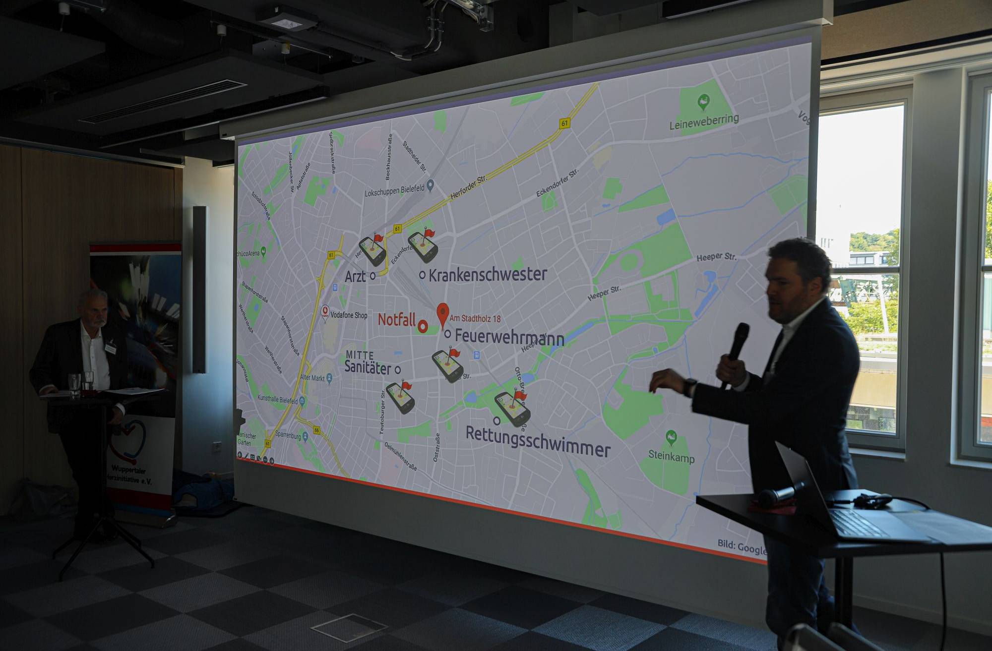  Geschäftsführer Stefan Prasse zeigt, wie das System im Stadtgebiet funktioniert. 