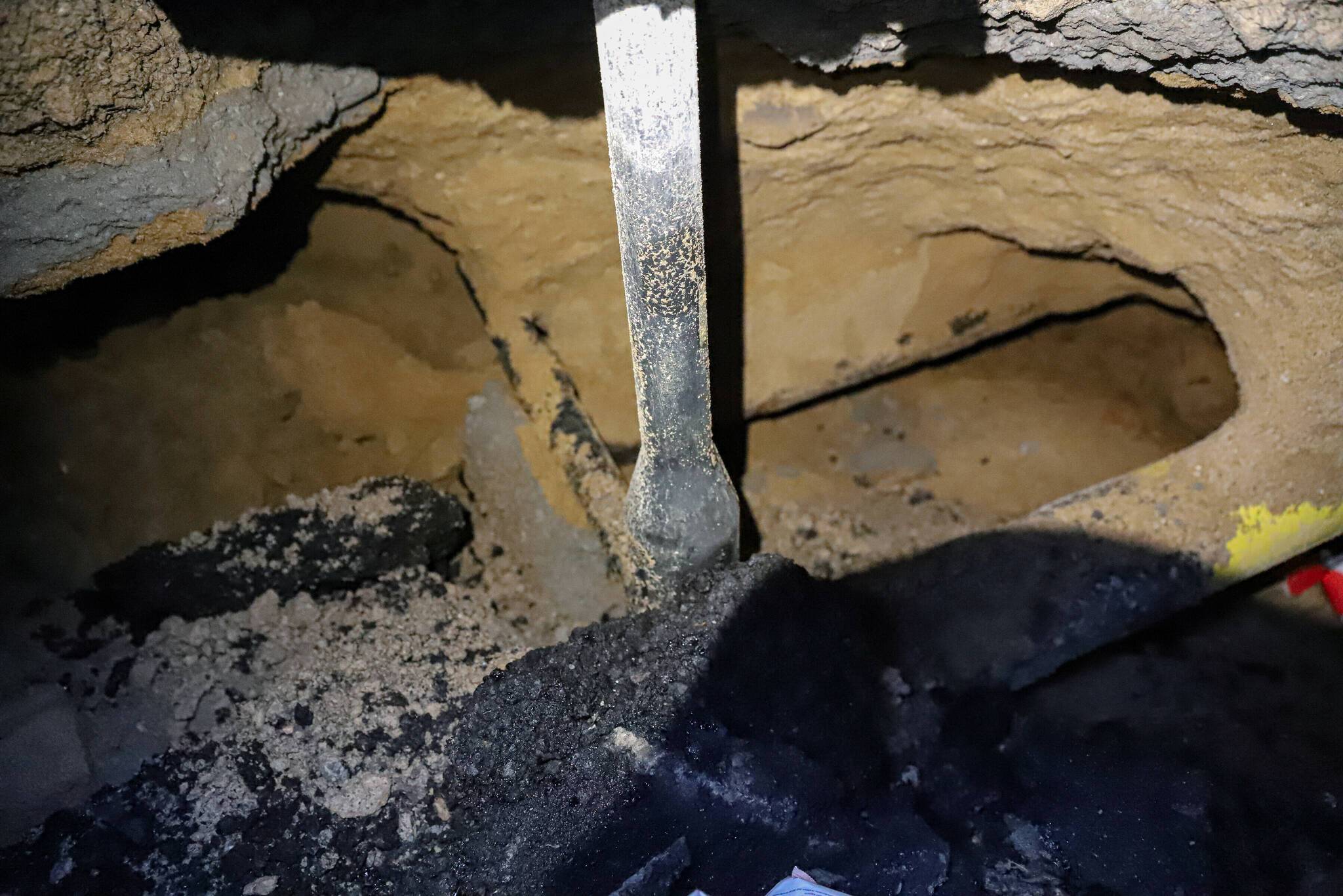 Ein Loch ist ... in der Fahrbahn ...