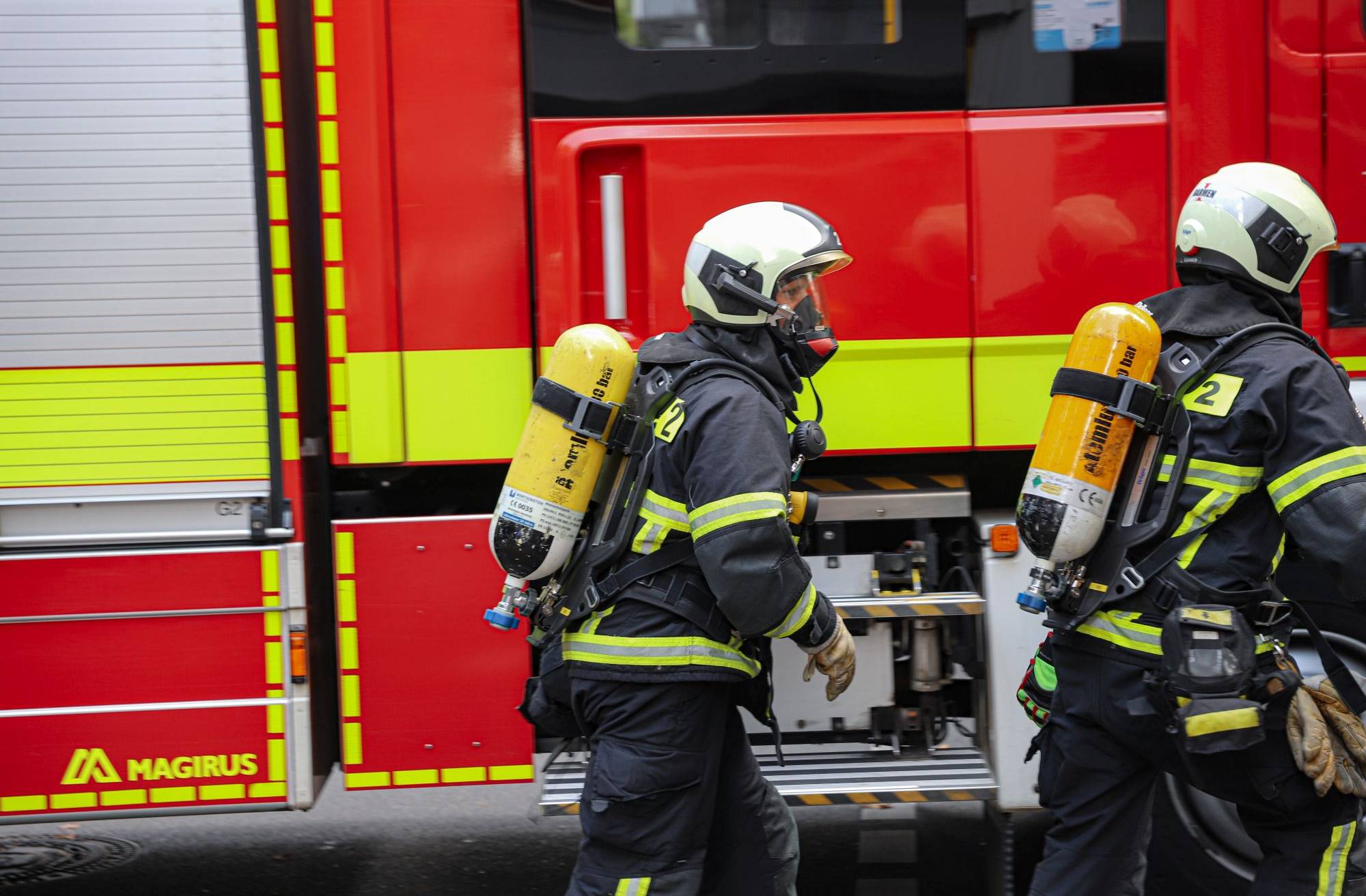 Feuerwehr rettet Menschen über Drehleiter
