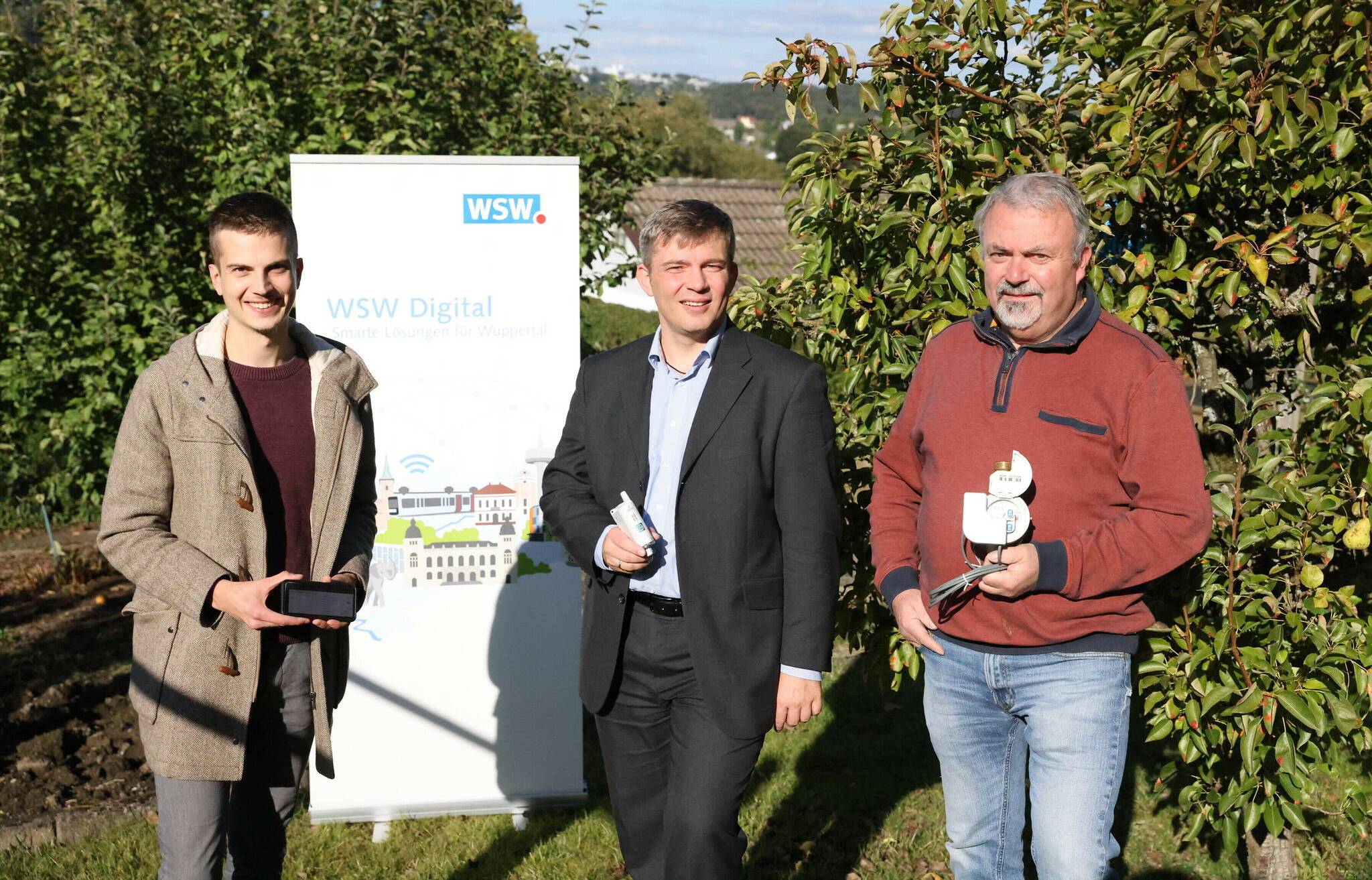 Von li.: Bastian Dette (WSW Digitale Lösungen), Sören Högel (Leiter WSW Digitale Lösungen) und Bernhard Ruetsch (Vorsitzender Kleingartenverein Am Missionsberg).