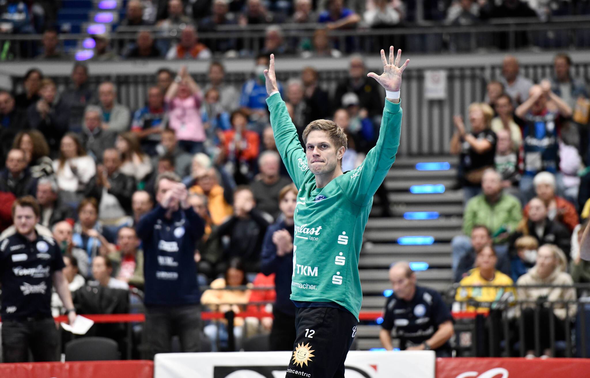 BHC-Torwart Peter Johannesson (re.) bot gegen die RN Löwen eine starke Leistung.