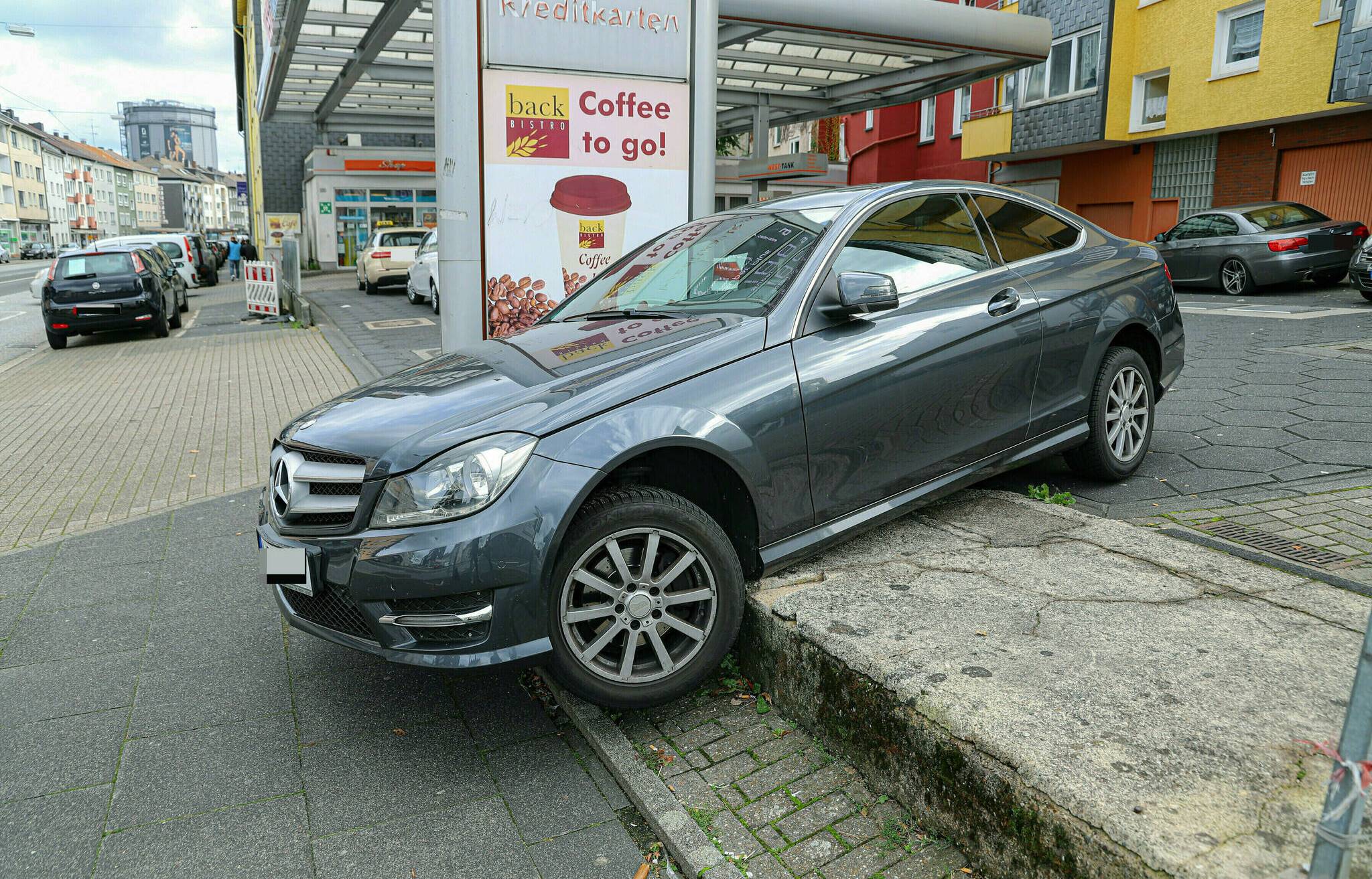 Mercedes setzt auf Tankstellen-Mauer auf