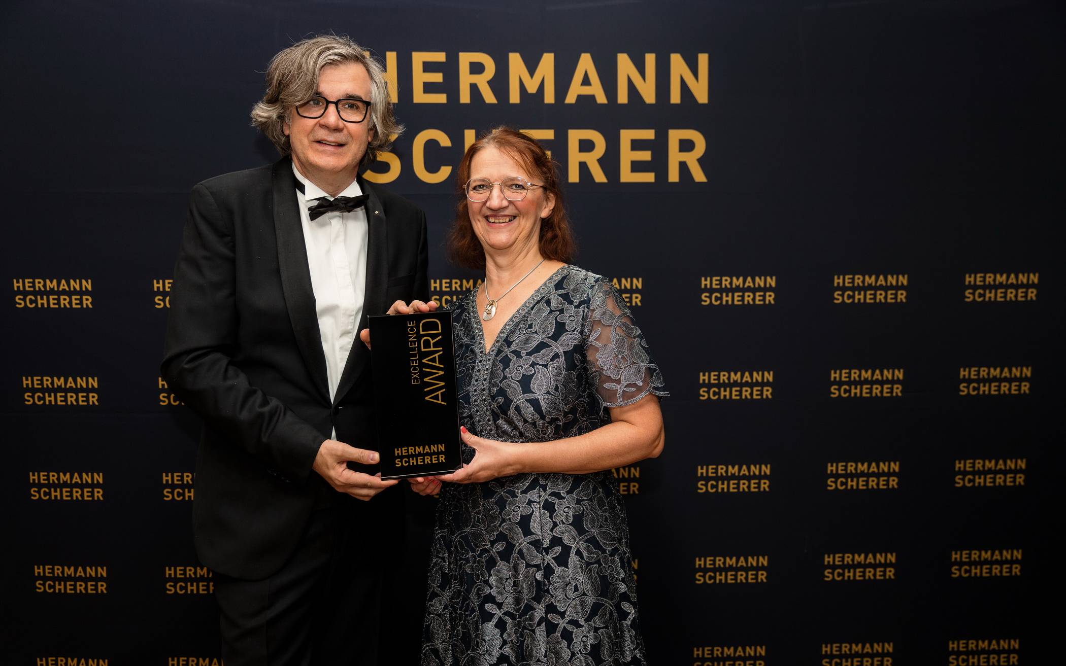  Hermann Scherer überreicht Brigitte Huppertz den Preis. 