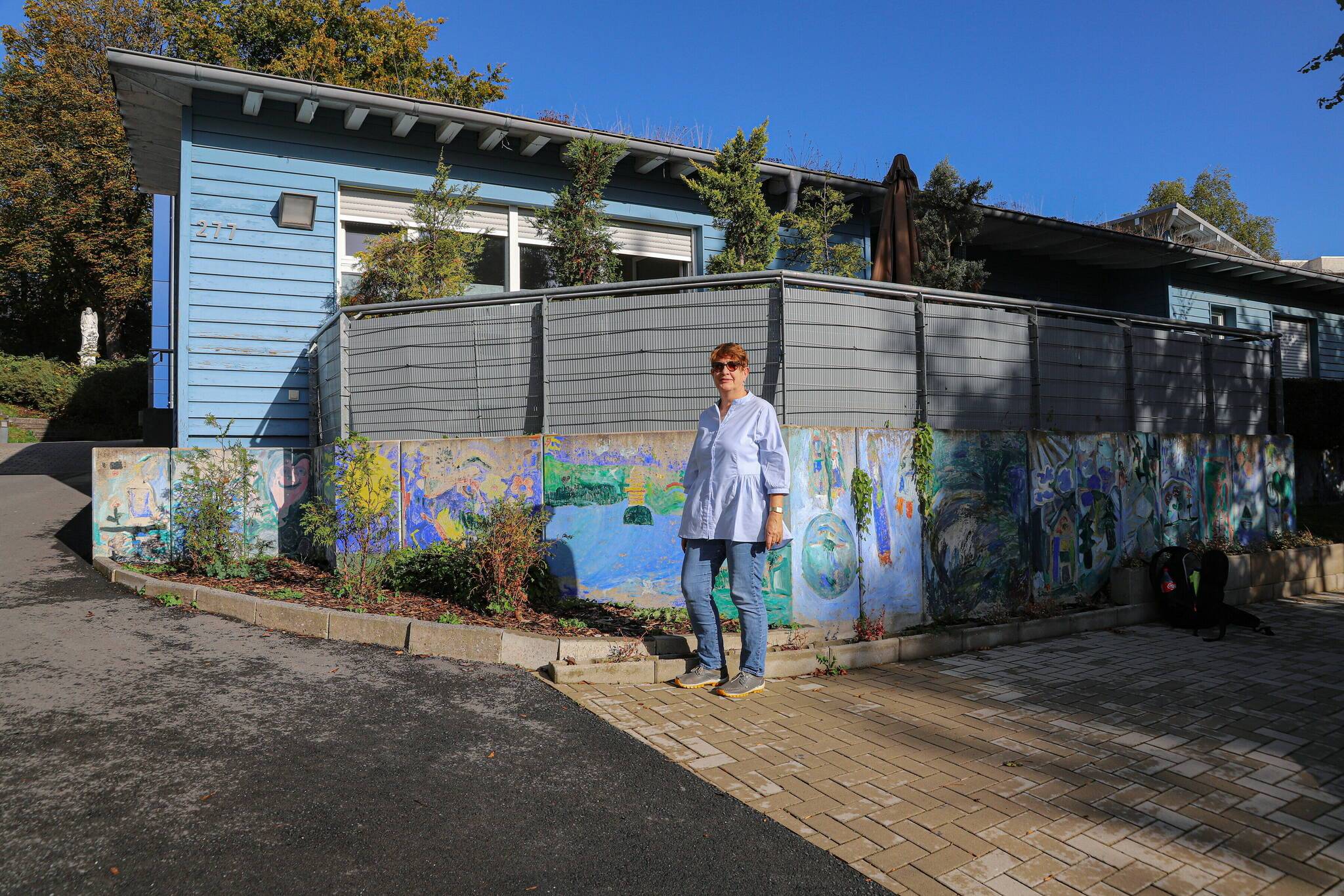  Martina Meyer vor dem Kinderhaus. 