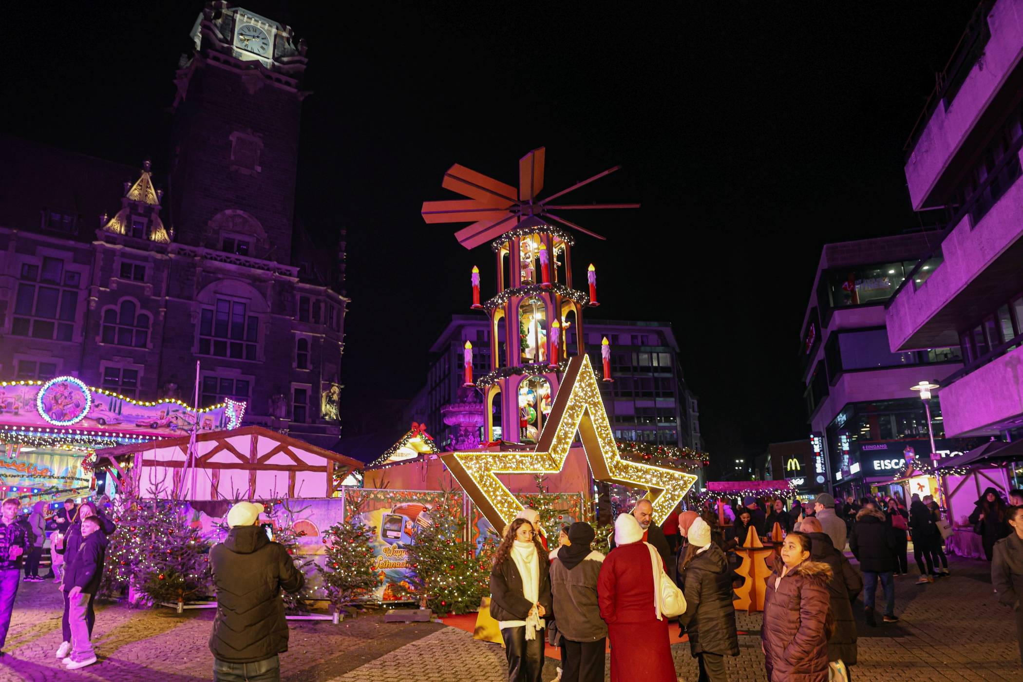  Der Weihnachtsmarkt auf dem Elberfelder Neumarkt. 