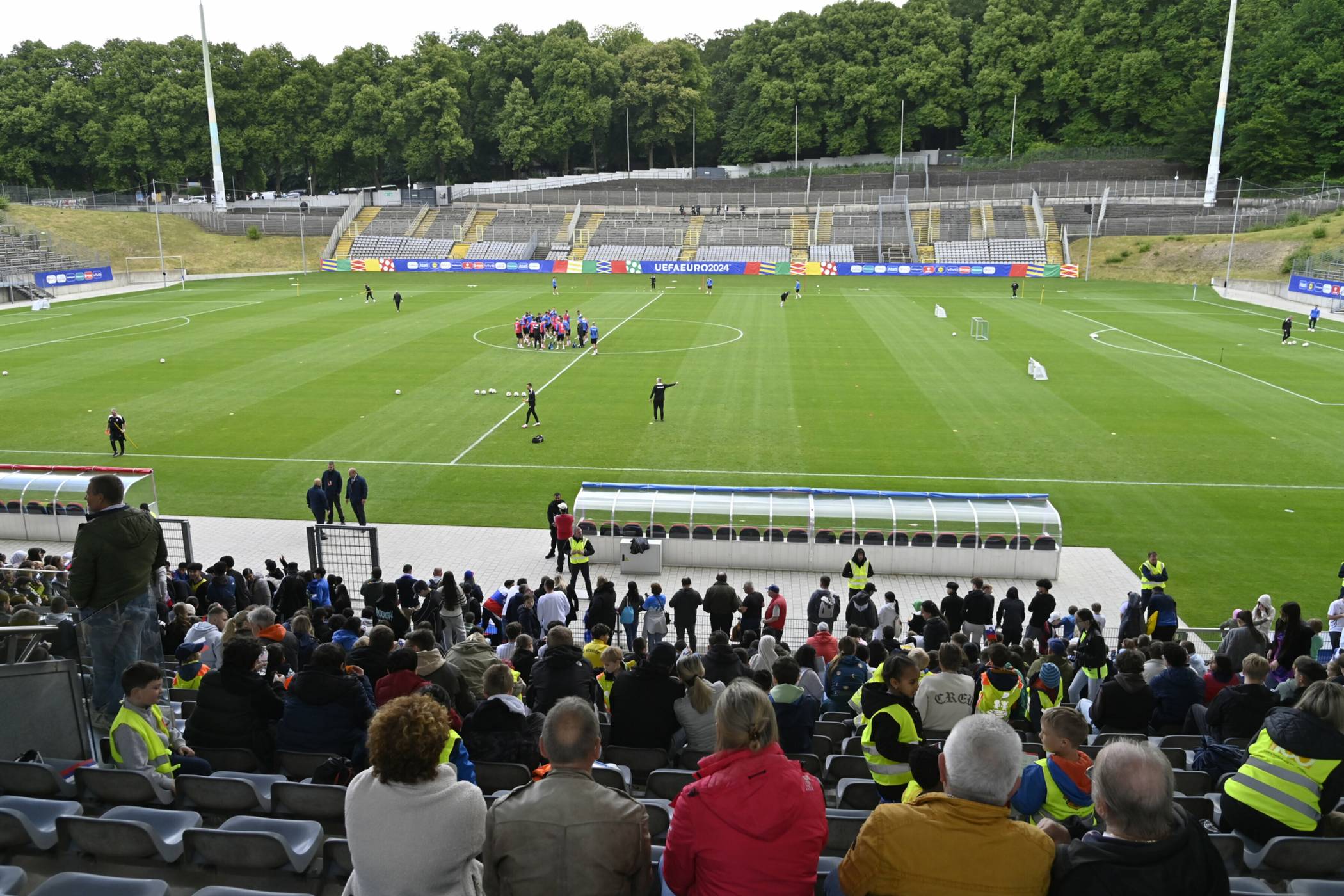 Die öffentliche Trainingseinheit der Slowenen im Stadion am Zoo während der Fußball-EM 2024 zog viele Fans an.