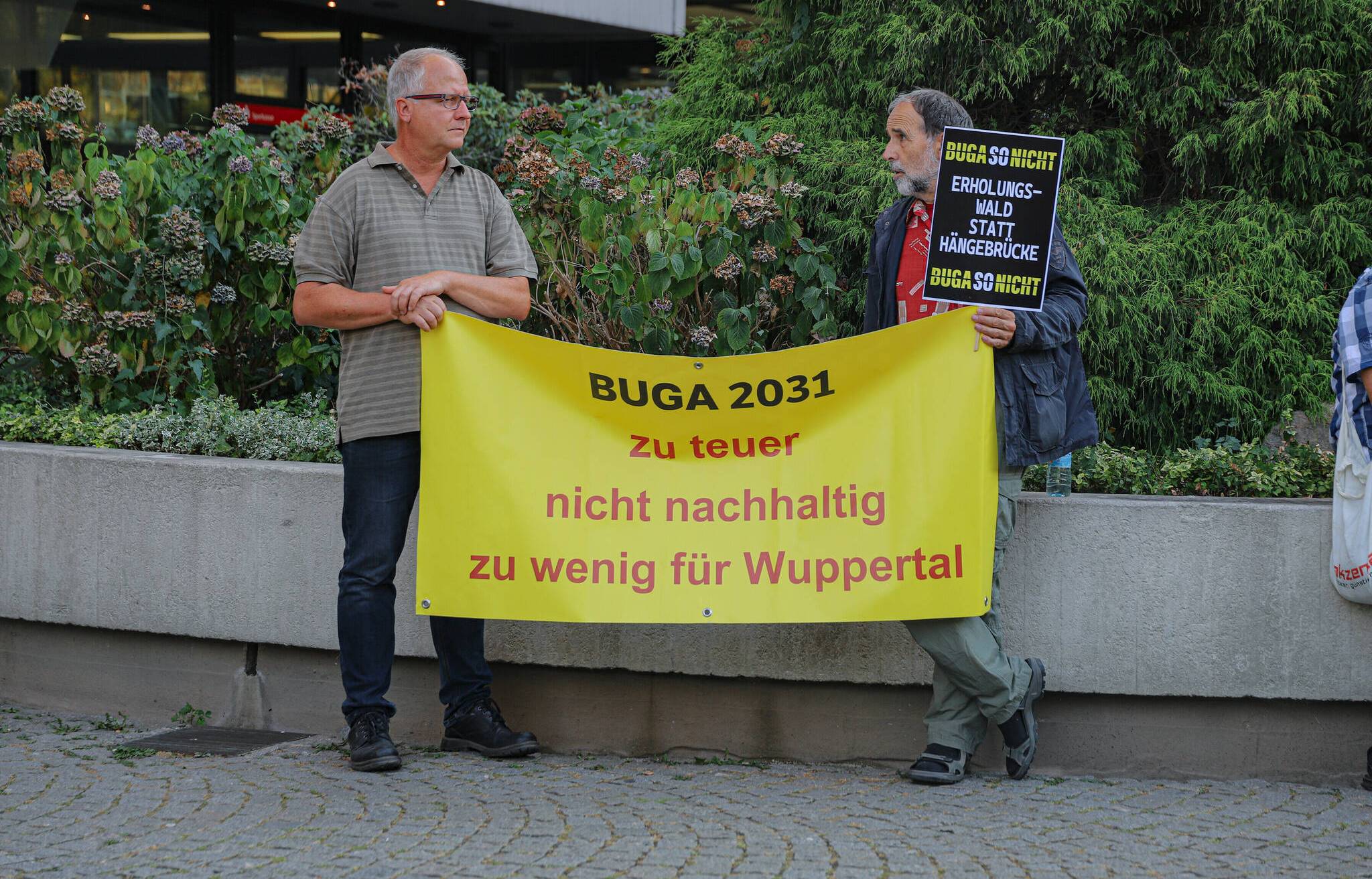  Protest Ende August vor der Sparkasse, wo die Stadt die Bewerbung für die BUGA 2031 an die Bundesgartenbaugesellschaft übergab. 