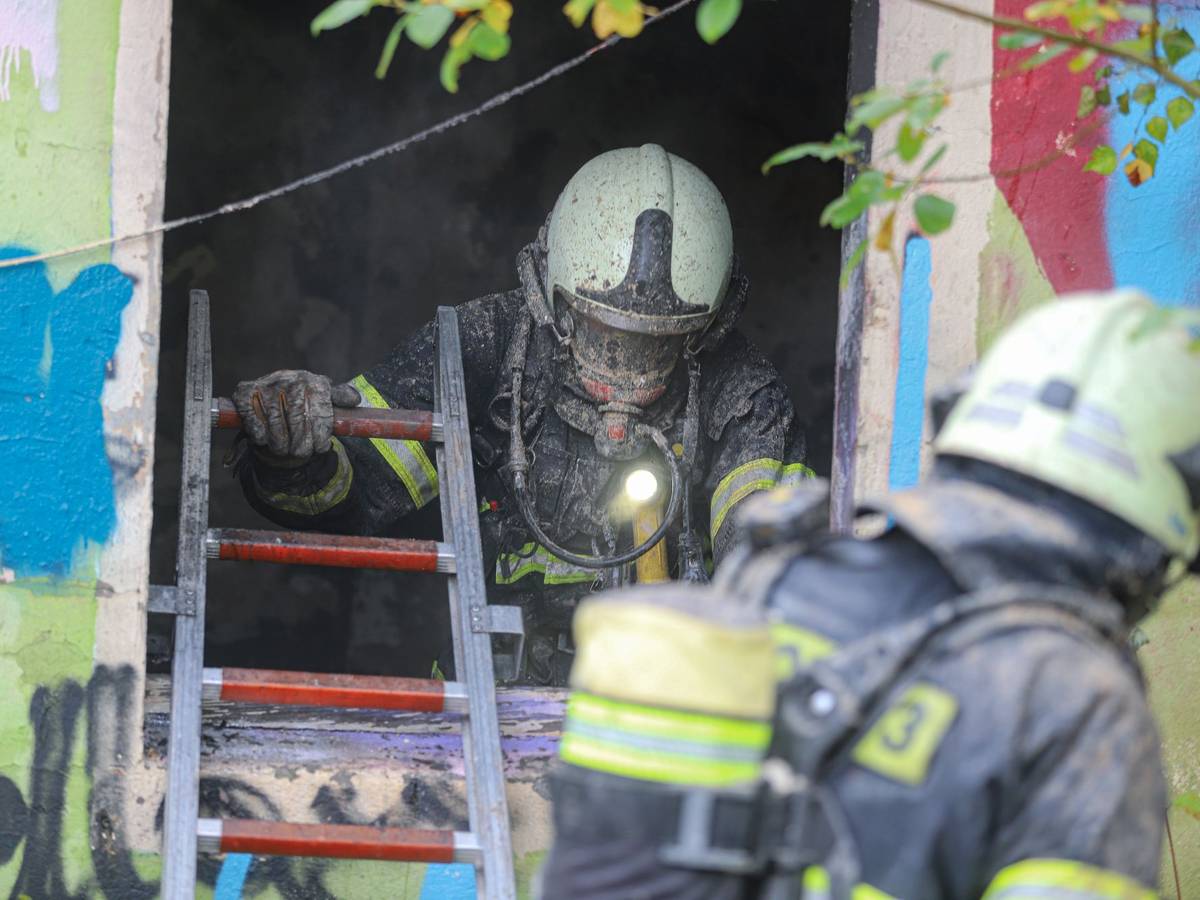 Feuer in der Nähe der Bahngleise

