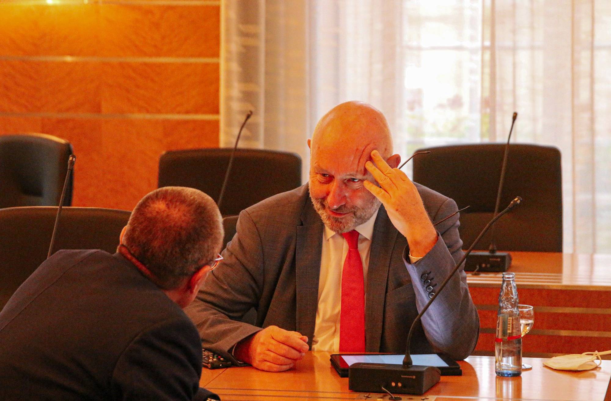 Johannes Slawig im Ratssal im Gespräch mit OB Uwe Schneidewind.