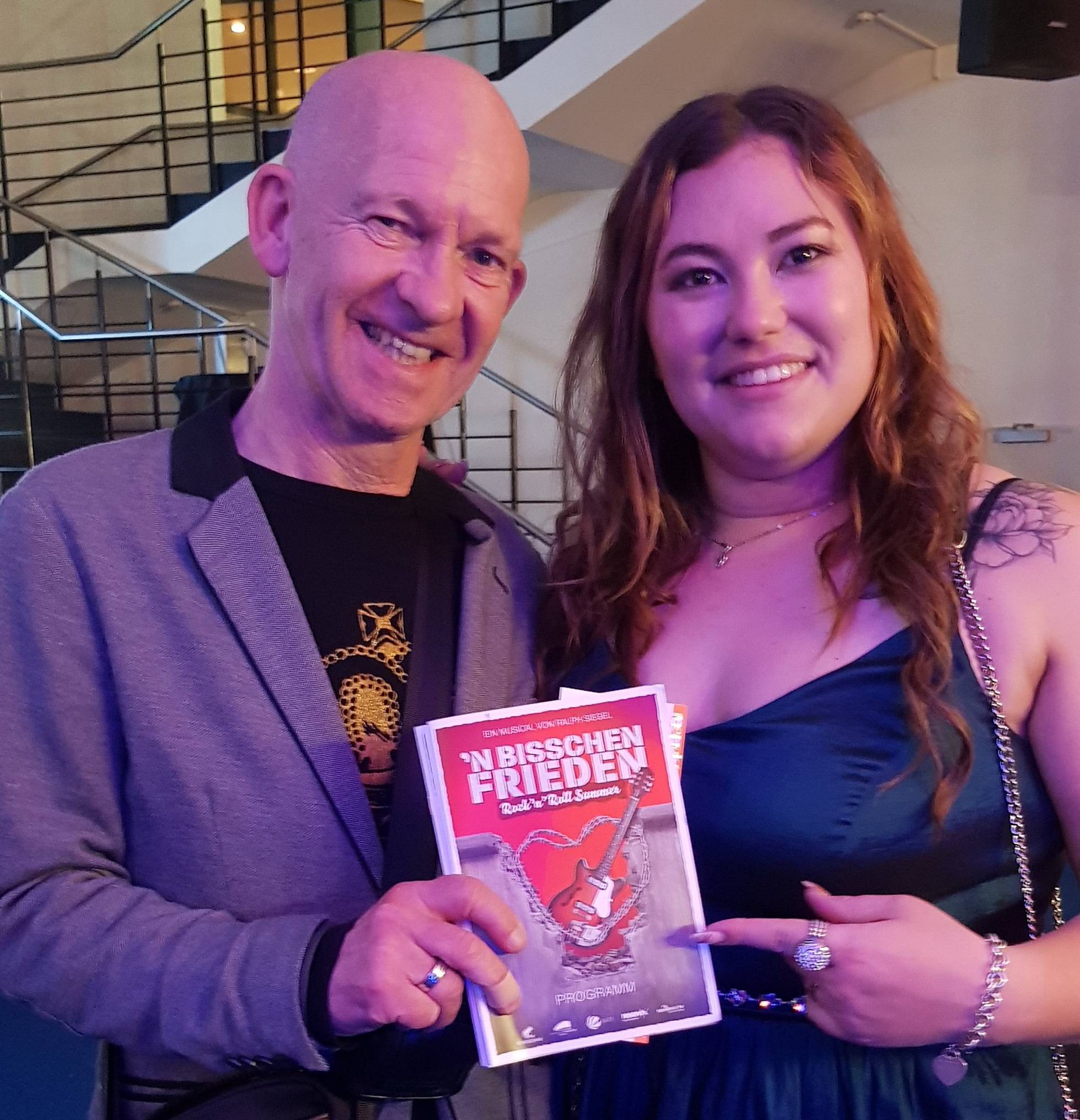 Sängerin Stefanie Black spielt Ms. Jenny...