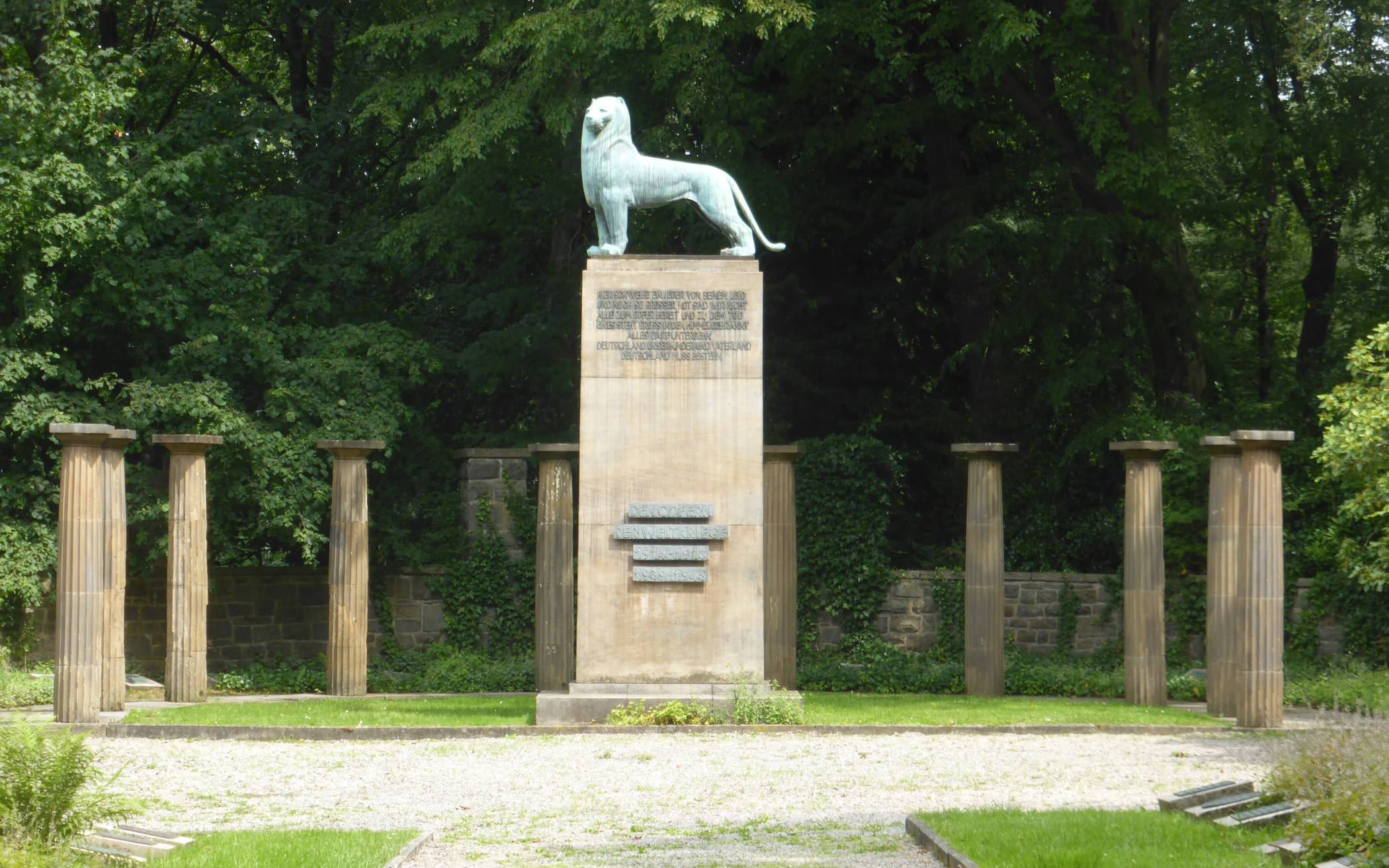 Der Löwe erinnert mit seiner Inschrift an die Opfer der beiden Weltkriege.