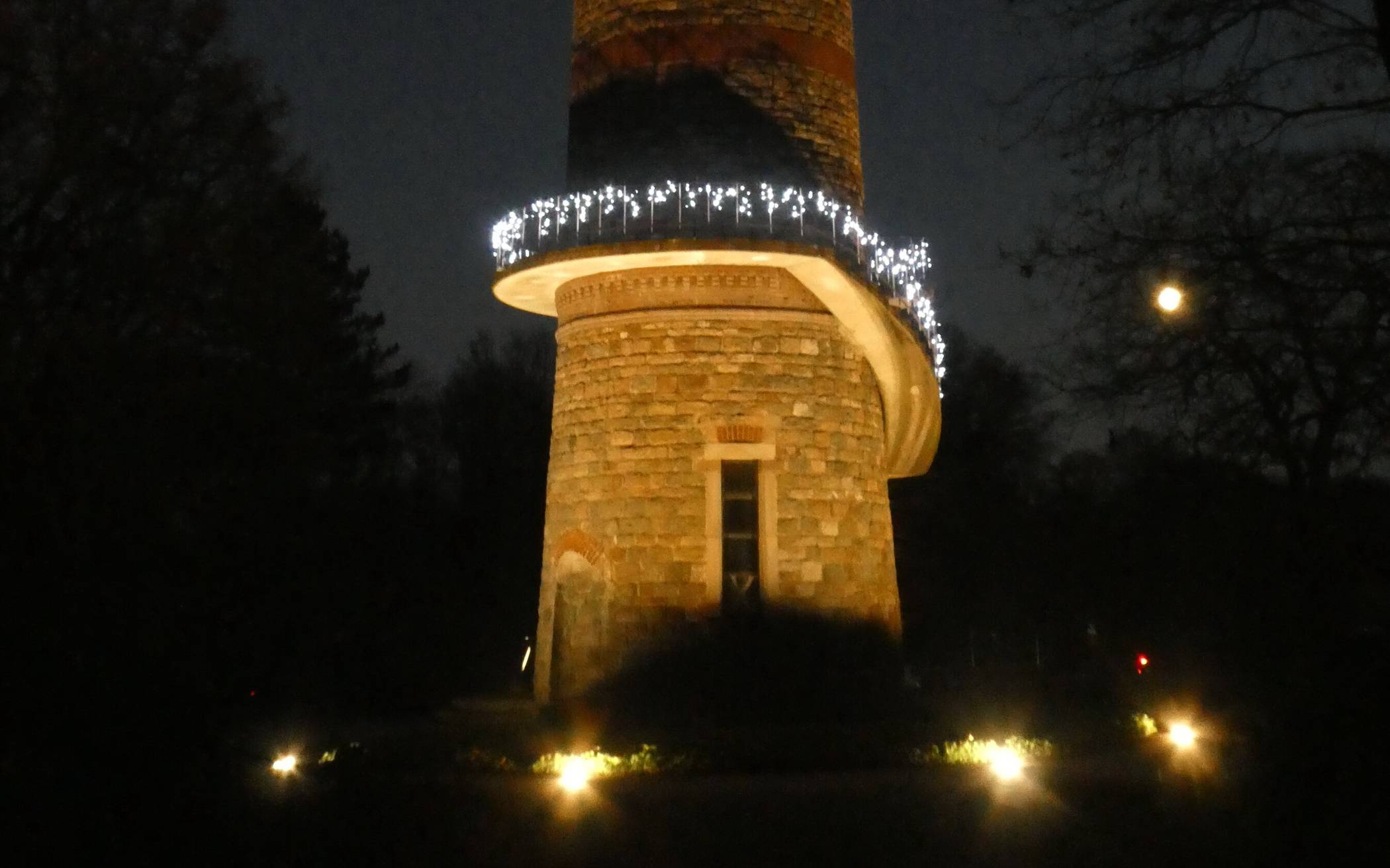 Der illuminierte Toelleturm.