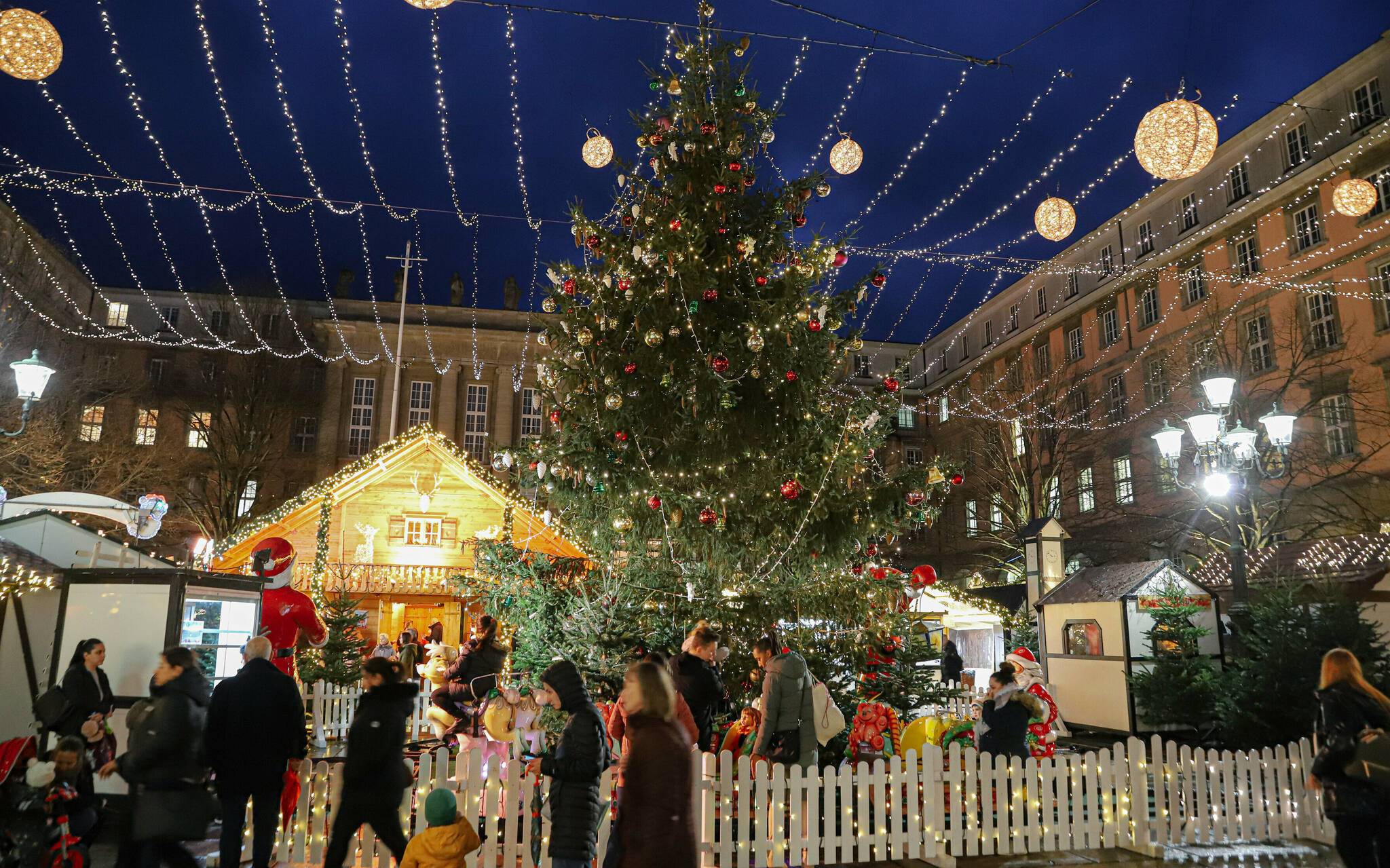 Der Weihnachtsmarkt unter dem Sternenzelt vor dem Rathaus.