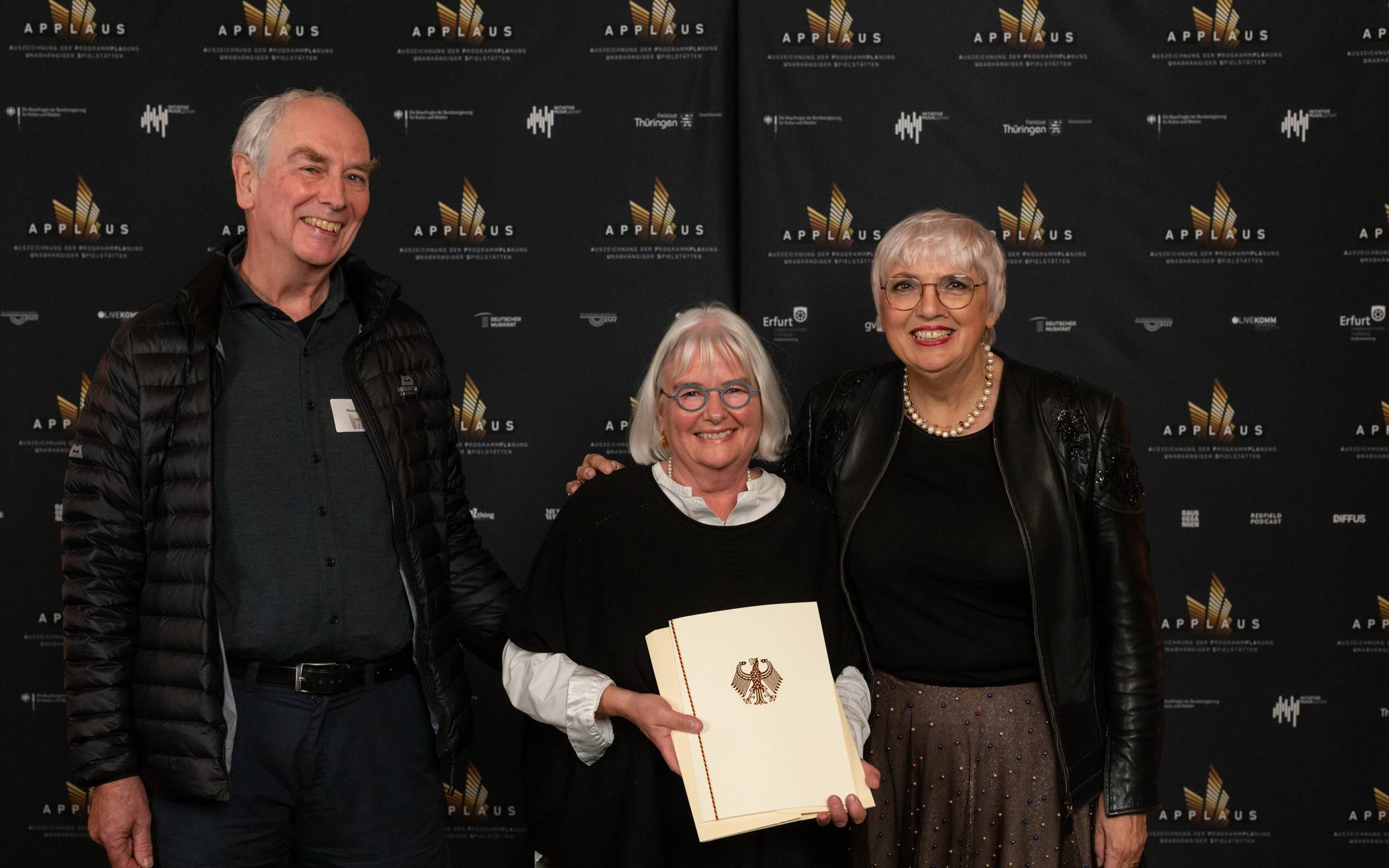 Die Vorstandsmitglieder Rita Küster (Mi.) und Klaus Bocken nahmen die Auszeichnung aus den Händen von Kulturstaatsministerin Claudia Roth entgegen.