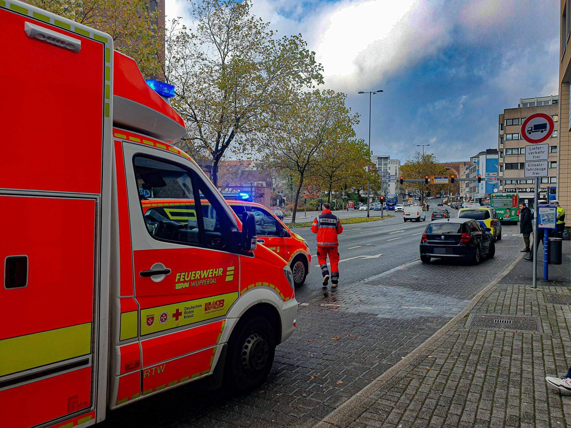 unfall-mit-fu-g-nger-am-barmer-steinweg-in-wuppertal