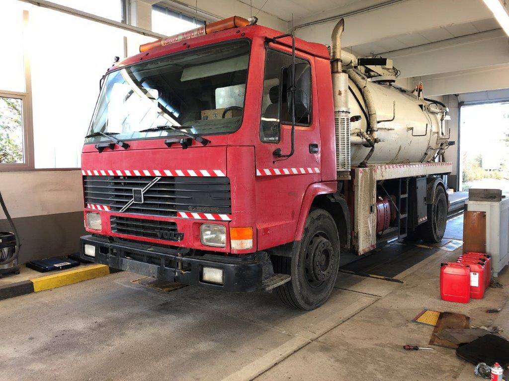 Die Polizei zog diesen maroden Lkw aus dem...