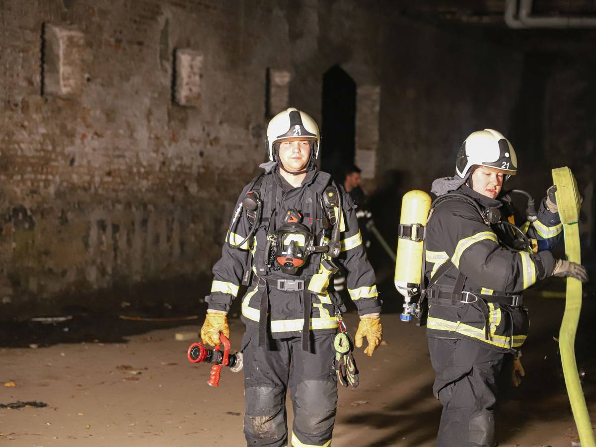 Brand in leerem Fabrikgebäude
