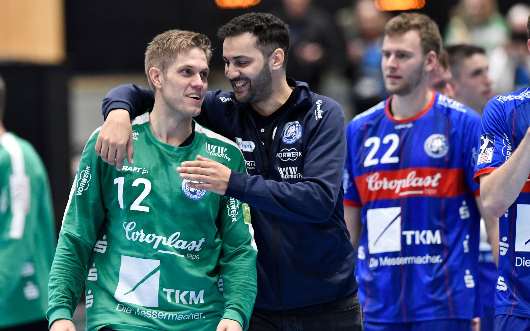 Torwart Peter Johannesson und Trainer Jamal Naji nach dem Pokalsieg gegen Göppingen.