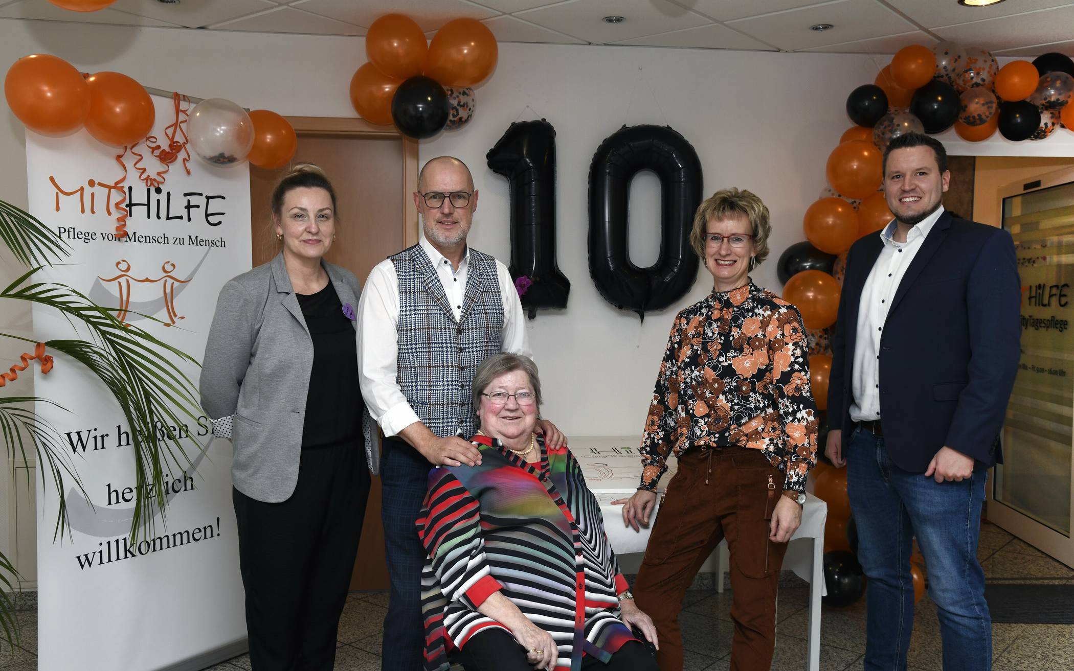 Zum Gruppenbild anlässlich des Zehnjährigen trafen sich (v.l.) Simone Boquoi, Pflegedienstleitung, Frank Jansen, Geschäftsführer, Tagespflegegast Ilse Groher, Britta Kasan, Verwaltung und Leitung Hauswirtschaft, sowie Stefan Szafranski, Assistent der Geschäftsleitung.  