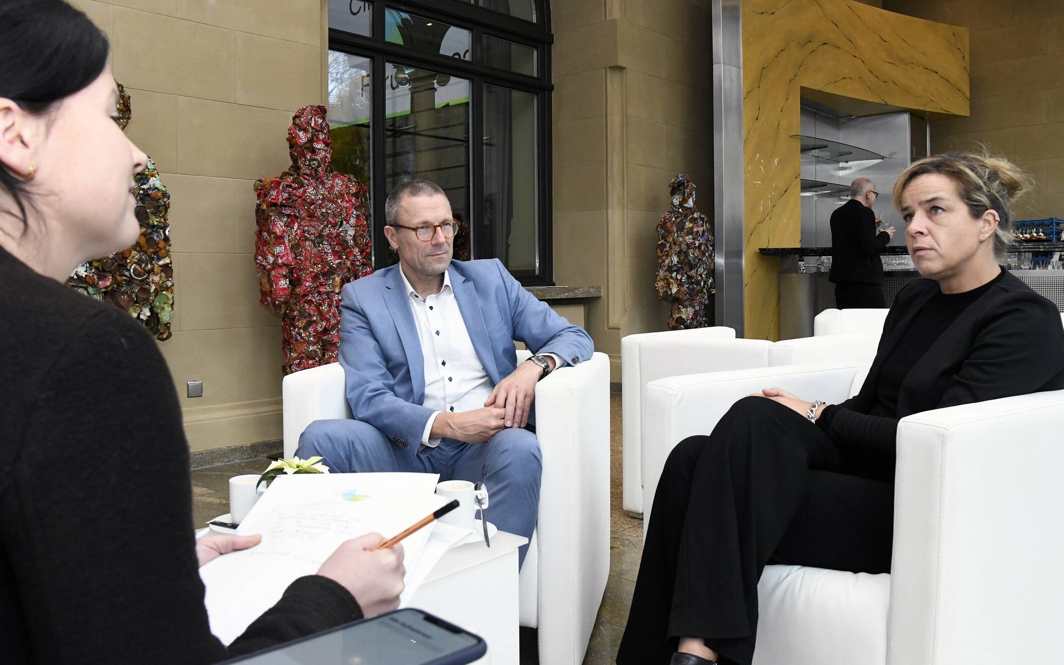 Rundschau-Redakteurin Nina Bossy (li.) im Gespräch mit Ministerin Mona Neubaur und Oberbürgermeister Uwe Schneidewind.  