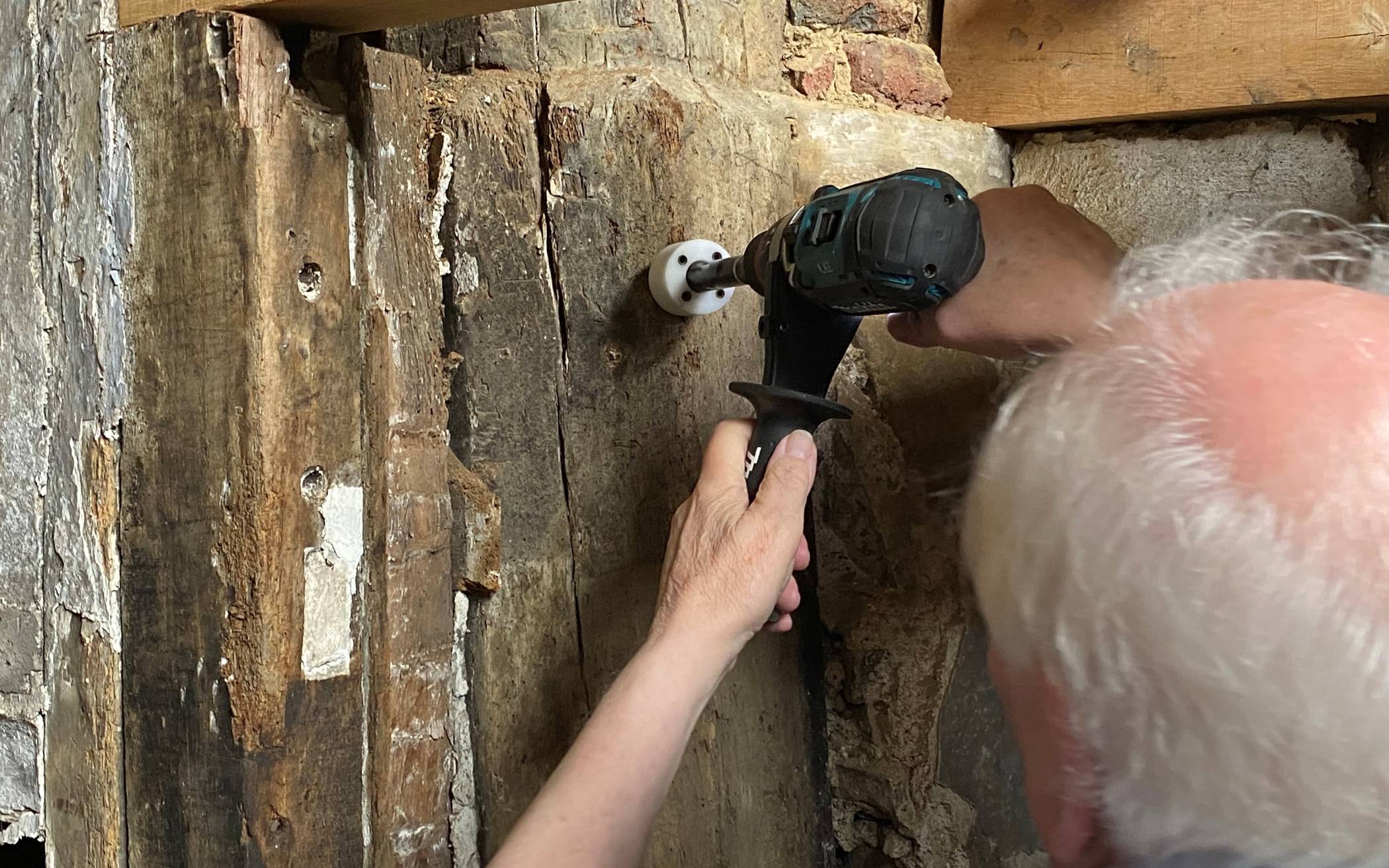 Probeentnahme für die dendrochronologische Untersuchung zur...