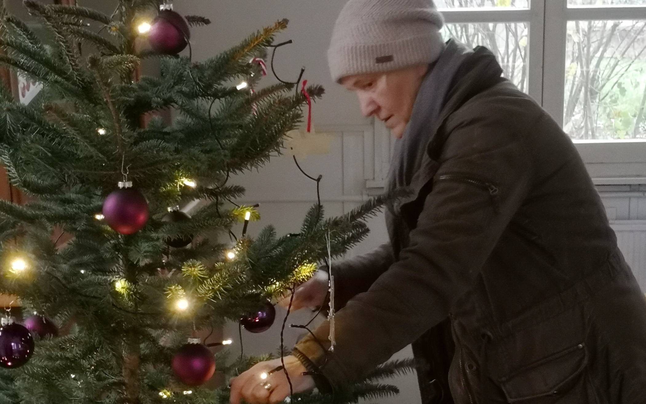Gabi Kramer schmückt den Weihnachtsbaum im Tierschutz-Café.