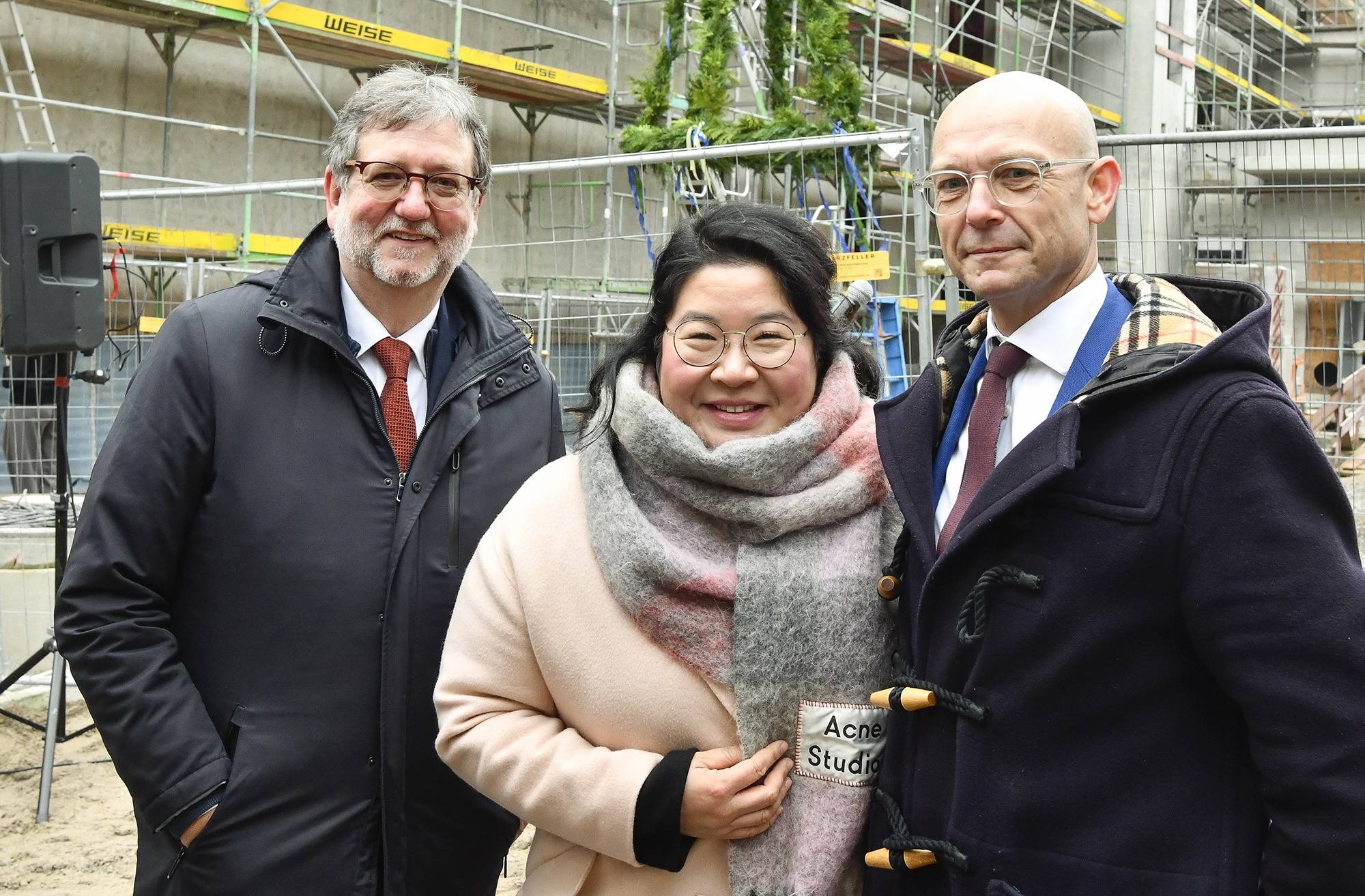  Von li.: Bürgermeister Heiner Fragemann (Bürgermeister), Pflegedirektorin Simone Hyun und Enrico Jentsch (Helios-Privatkliniken). 