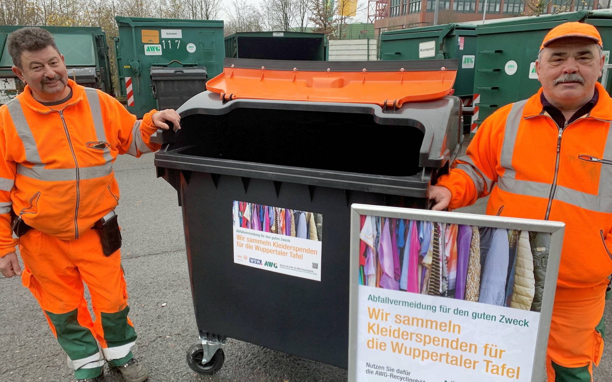 Auf dem AWG-Recyclinghof Korzerter Straße nehmen Tahsin Yalcinkaya (li.) und Alexander Boger Kleiderspenden für die Wuppertaler Tafel entgegen.