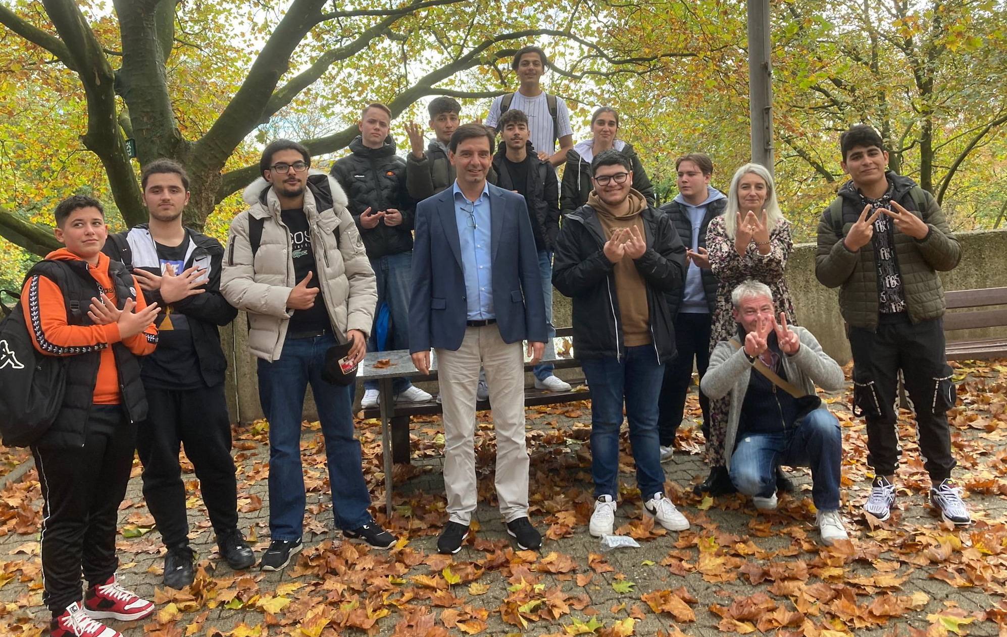 Unser Bild zeigt die „Future-Klasse“ der „Else“ am Ende des Besuches von Sprachlehrer Boris Birger (Mitte) und Rundschau-Redakteur Stefan Seitz (rechts, knieend).  