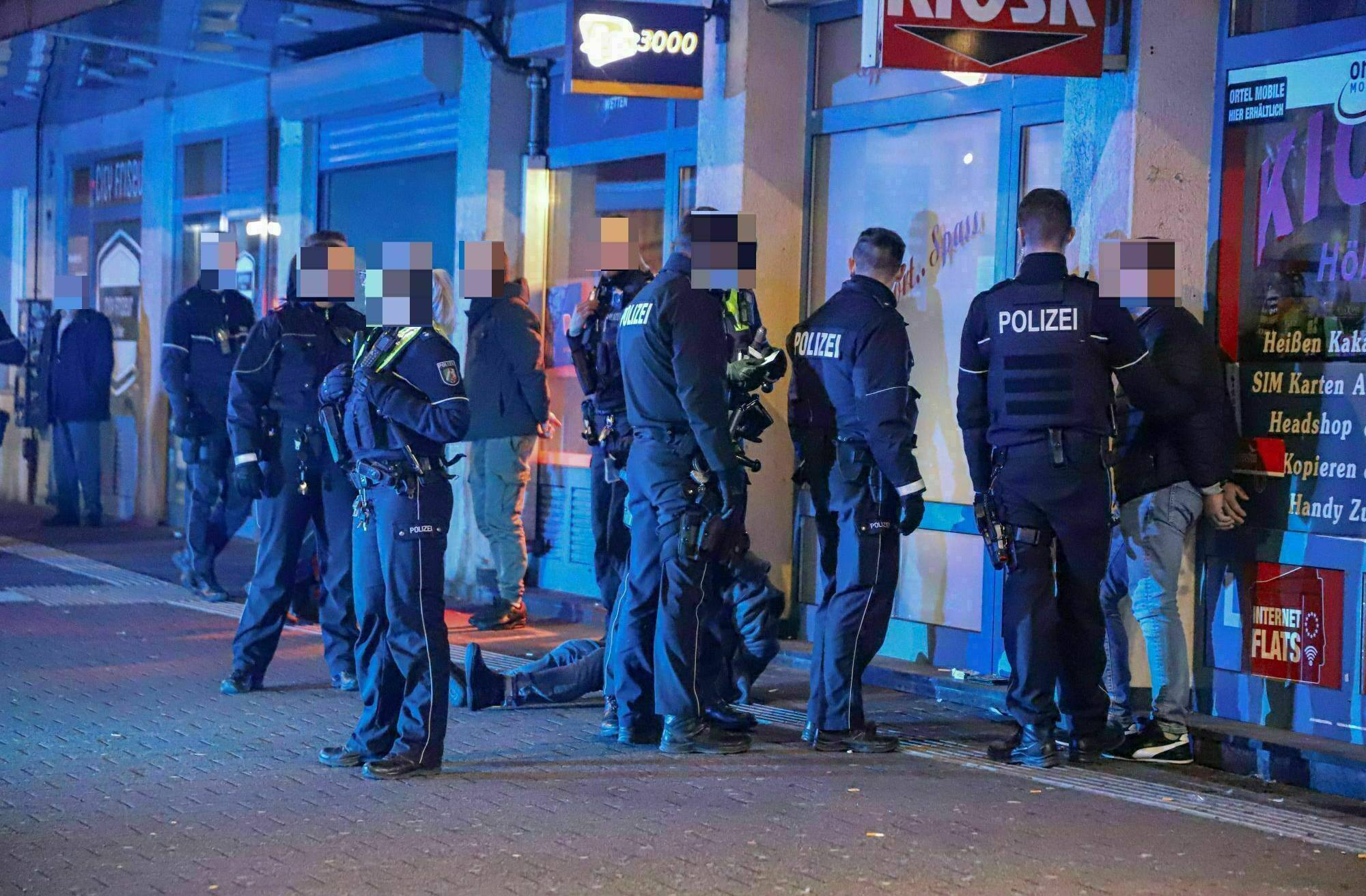 Großeinsatz der Polizei in Gaststätte in Wuppertal-Barmen