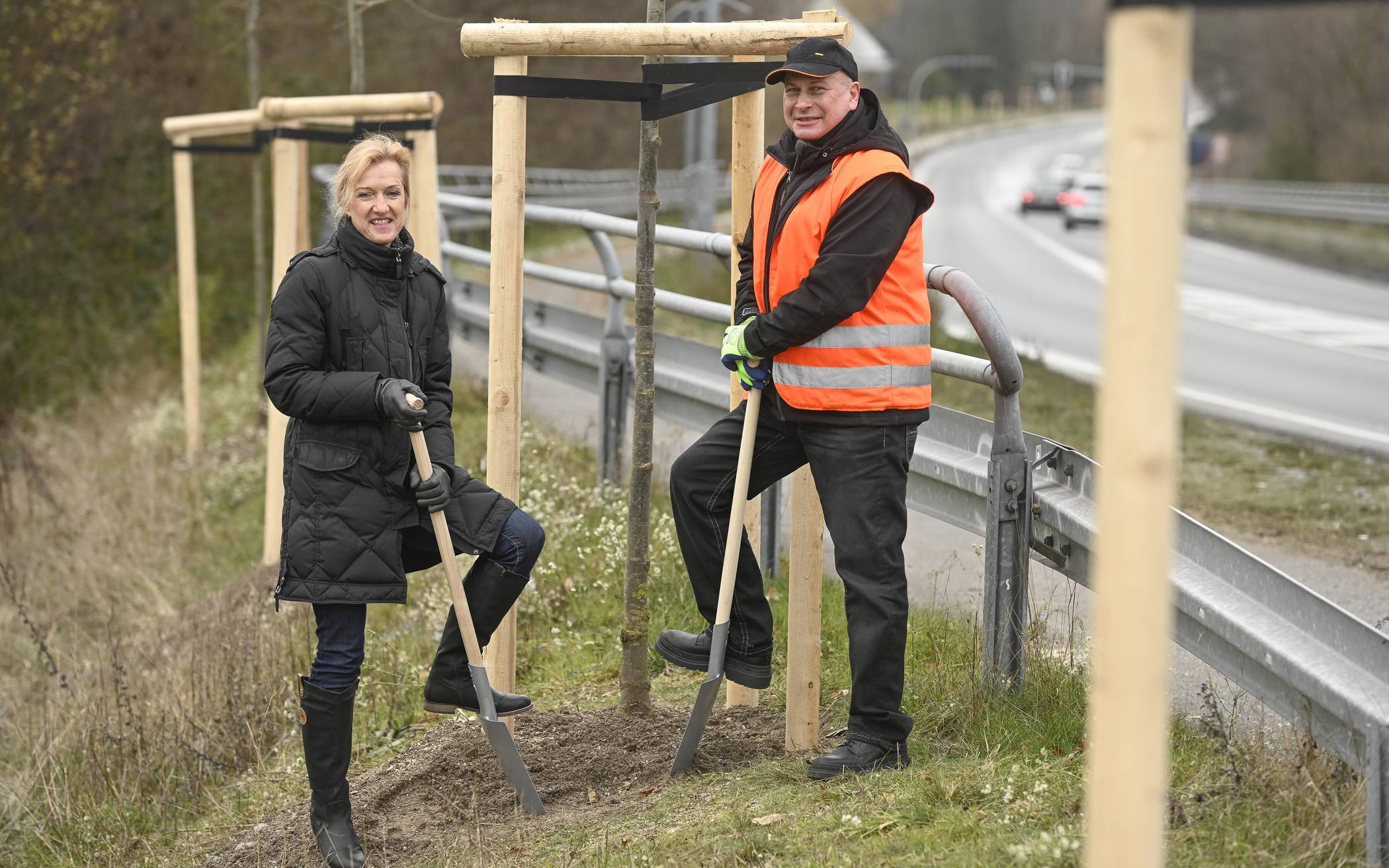 Symbolischer Spatenstich für 28 Bäume an der L 357: Dr. Ruth Fischer-Bieniek (Bezirksbürgermeisterin von Solingen-Gräfrath) und Frank Schlenz (AWG-Projektleiter der am Westring in Wuppertal geplanten Bodenrecyclinganlage).