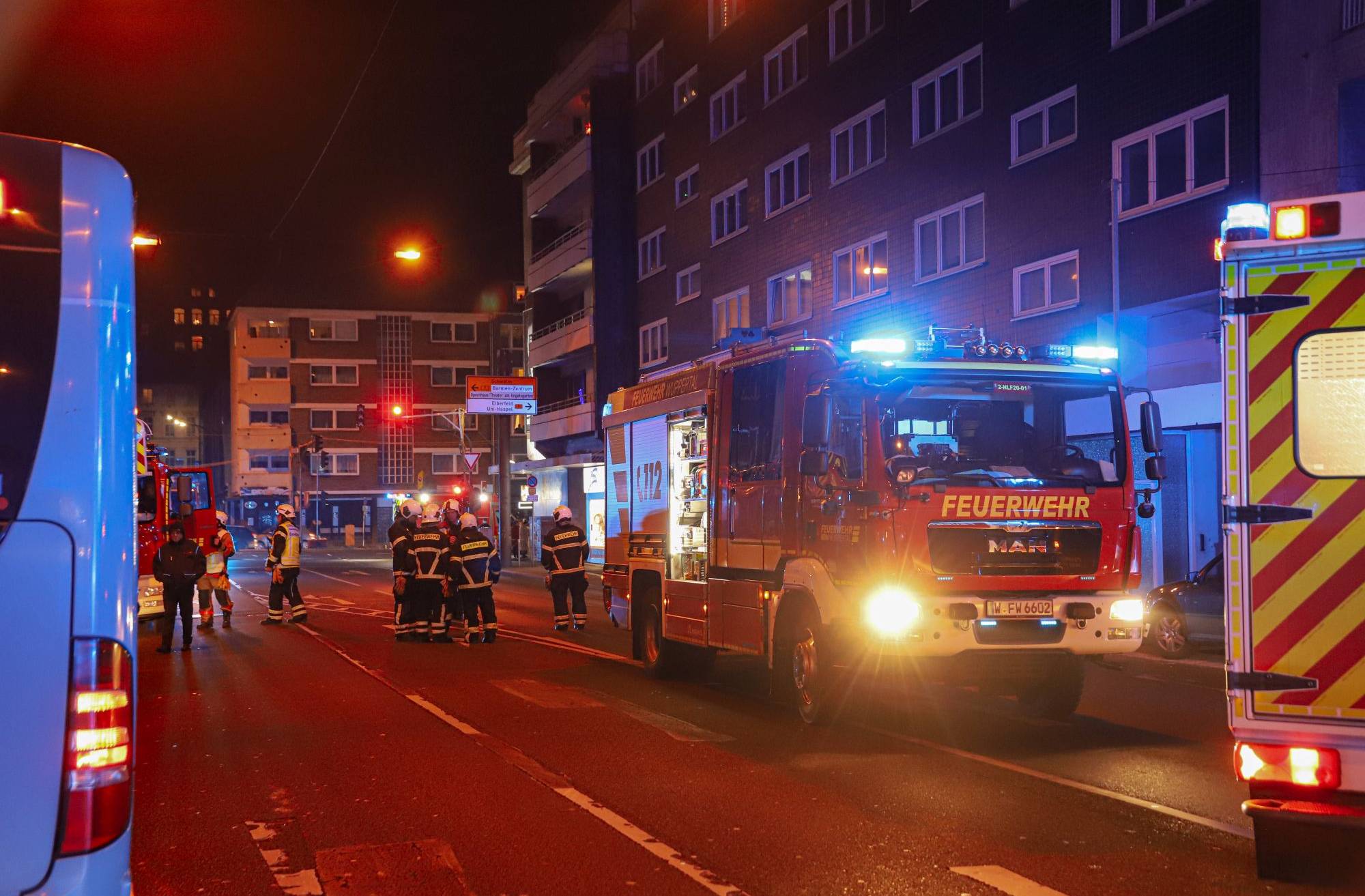 Gasgeruch und Statik: Drei Gebäude in Wuppertal geräumt​