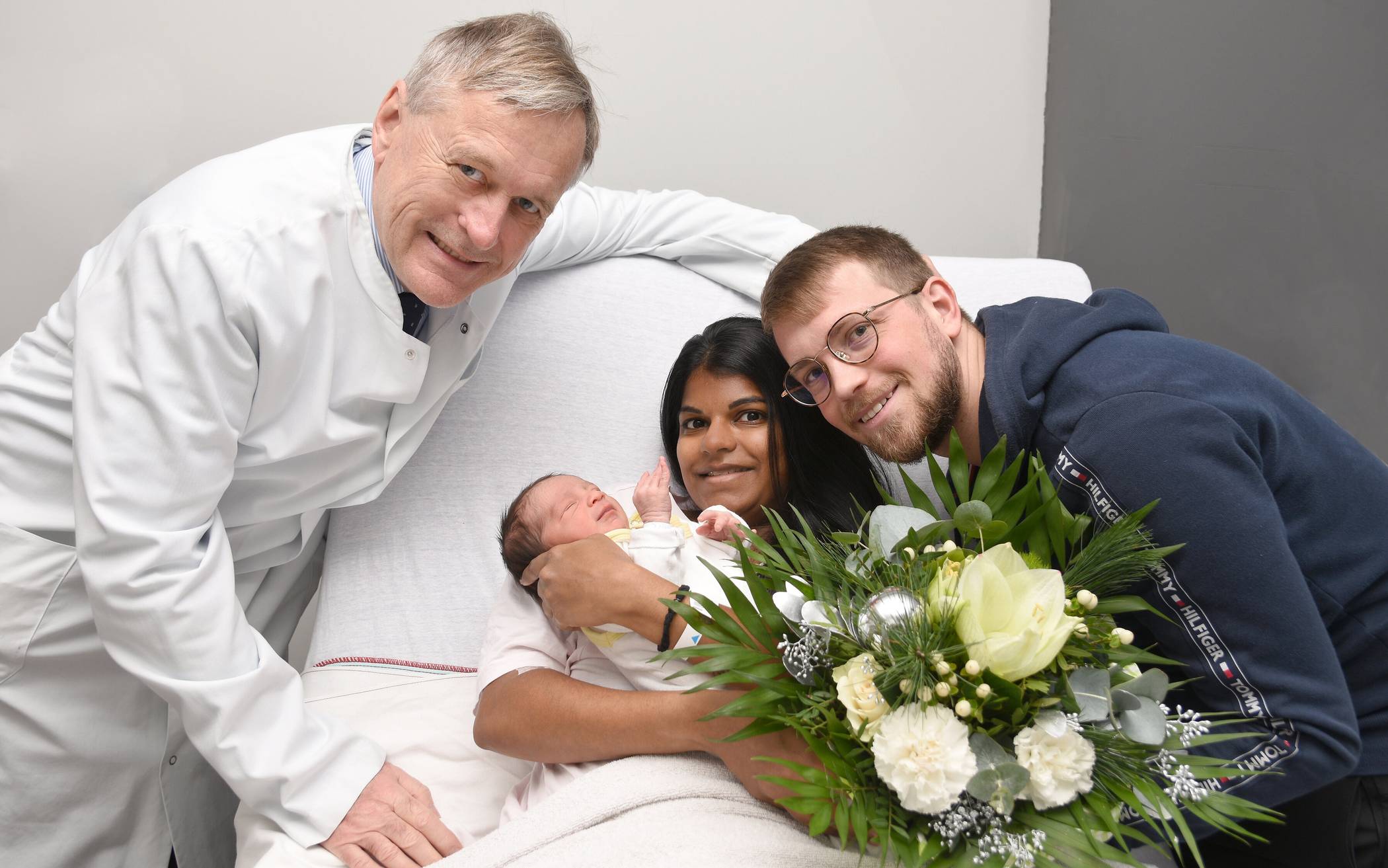  Professor Jürgen Hucke, Chefarzt der Klinik für Frauenheilkunde und Geburtshilfe der Bethesda Klinik, gratuliert mit einem Blumenstrauß den frischgebackenen Eltern herzlich zur Geburt des kleinen Maximilian. 