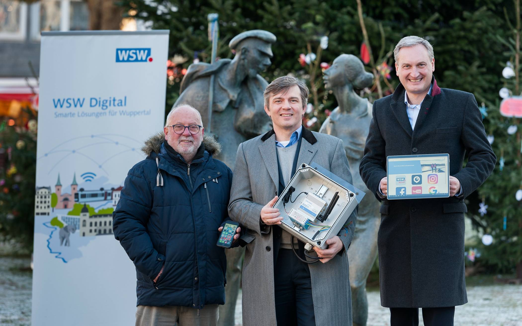  Bezirksbürgermeister Harald Scheuermann-Giskes (v.l.), Sören Högel (Leiter WSW Digital) und WSW-Vorstandsvorsitzender Markus Hilkenbach. 