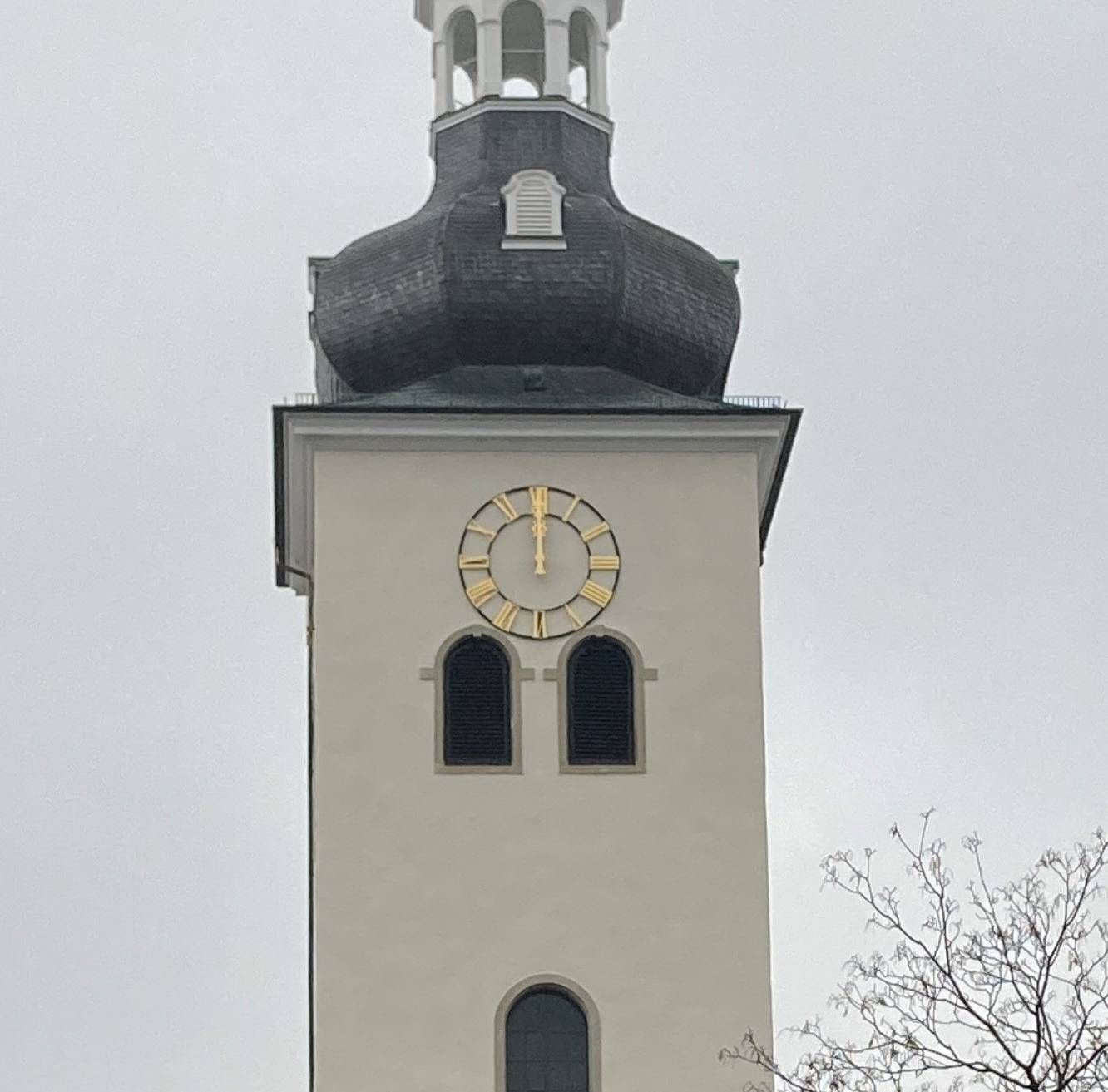 Der Kirchturm am Kolk ist saniert.