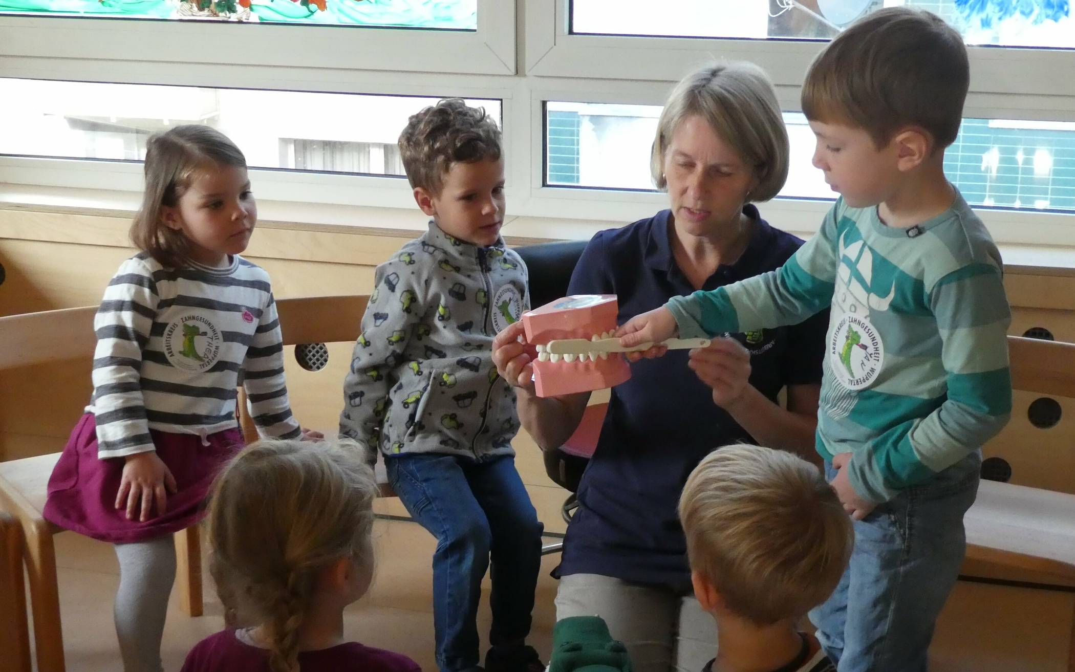  Prophylaxe-Expertin Sonja Schmidt des Arbeitskreises Zahngesundheit der Stadt mit den Kindern der Kita Pudelmütze: Mundhygiene ist nicht selbstverständlich und muss spielerisch erlernt werden. 