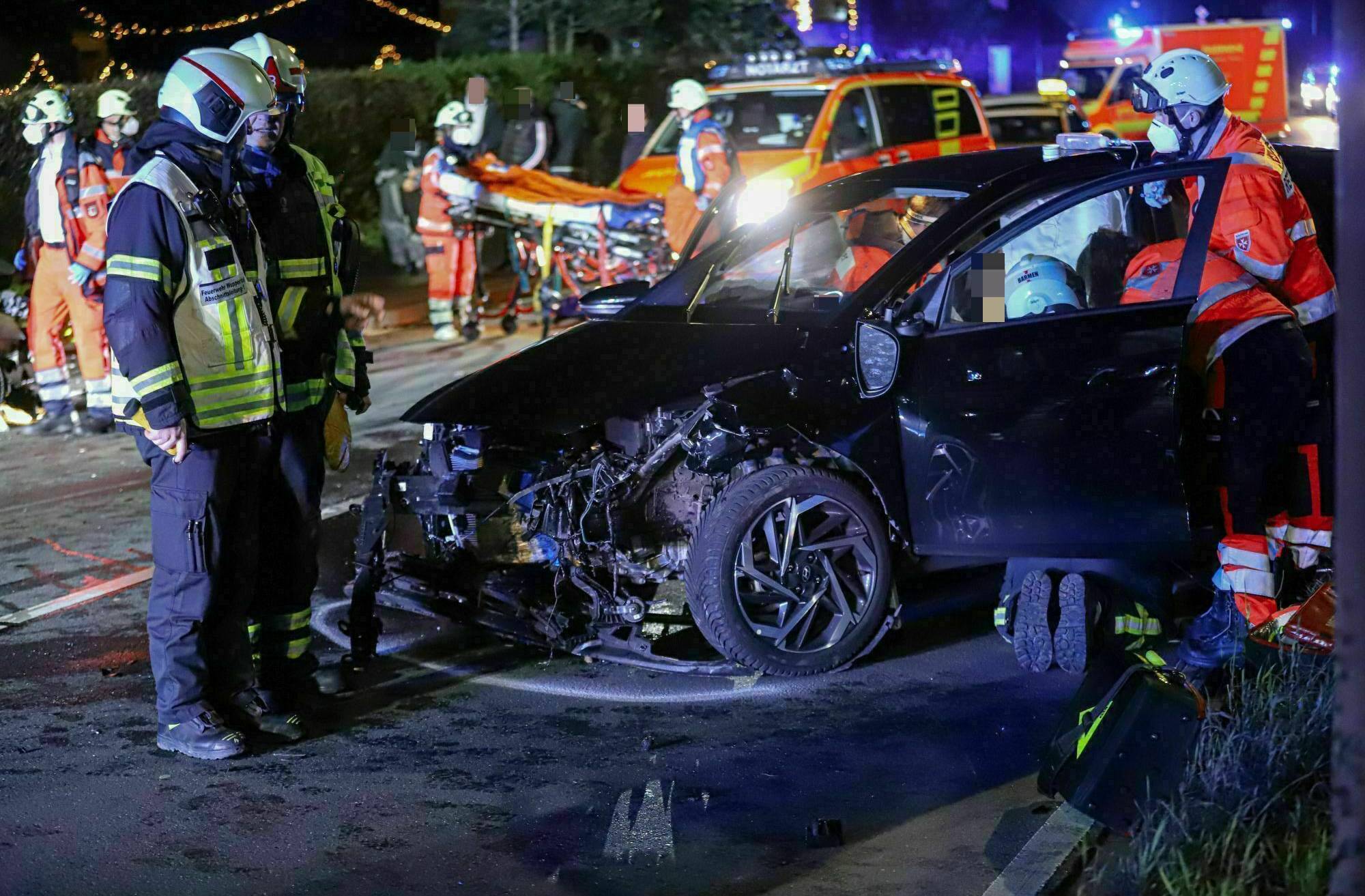 Schwerer Unfall in Wuppertal-Vohwinkel mit drei Verletzten​