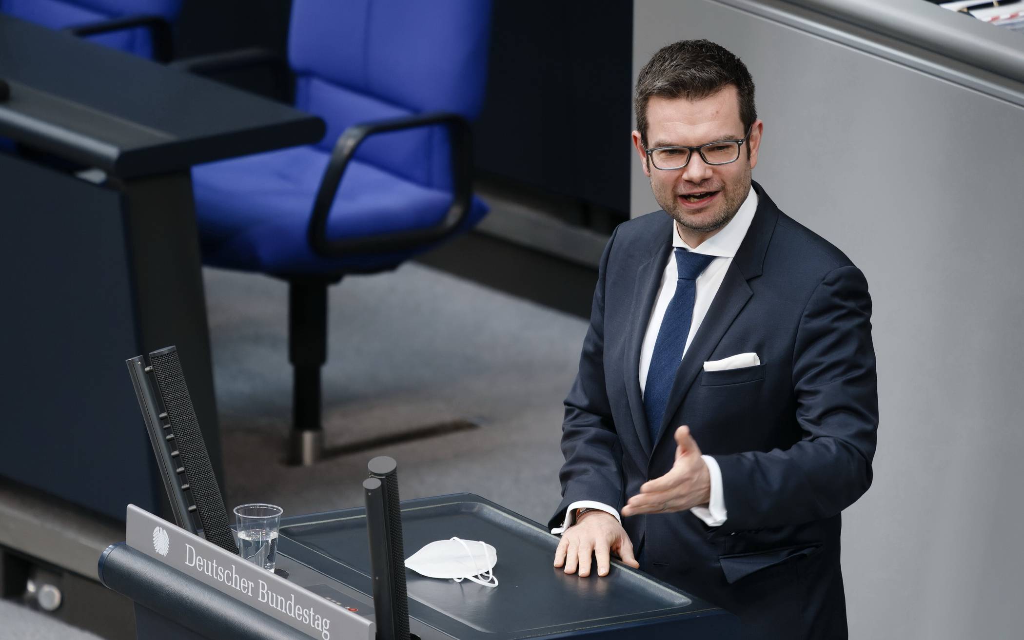  Marco Buschmann im Oktober 2021 während der Konstituierenden Sitzung des Deutschen Bundestages für die 20. Wahlperiode am Rednerpult im Plenarsaal im Reichstagsgebäude. 