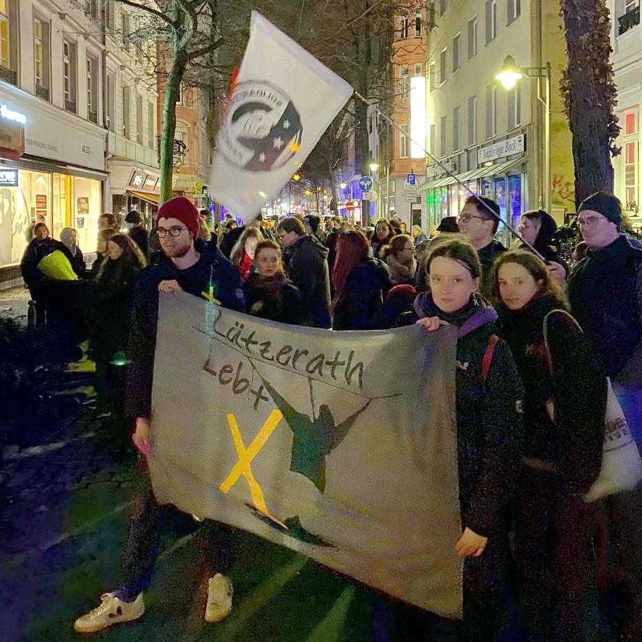 Die Demonstrierenden in der Friedrich-Ebert-Straße.