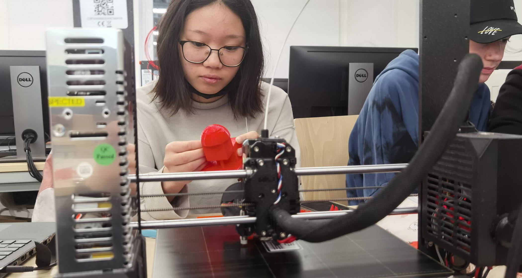  Im Kurs „Robotik und 3D-Druck“ lernen die Studentinnen und Studenten die Technik des 3D-Drucks kennen. 