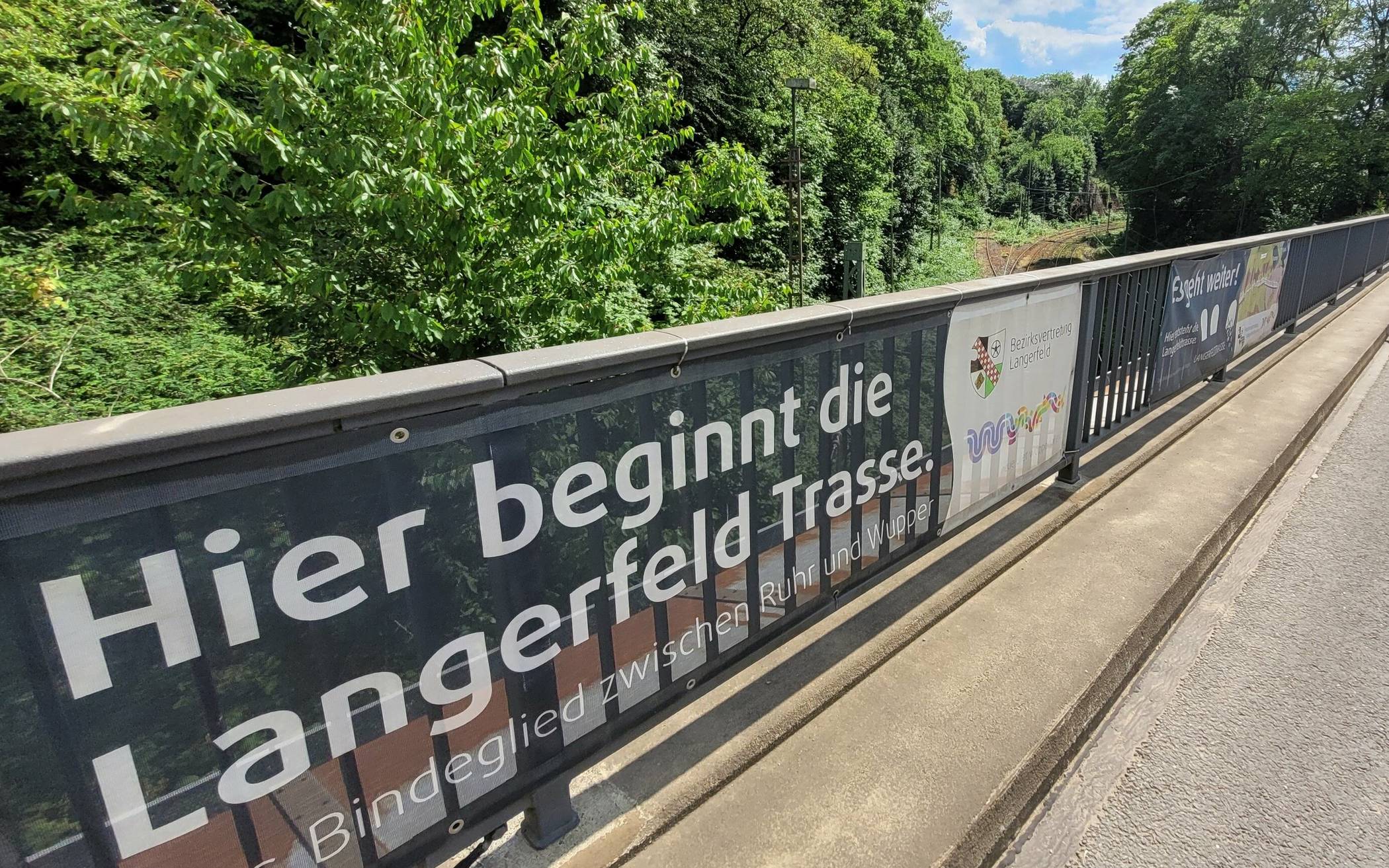 Hat für die Stdat aktuell keine Priorität: Der angedachte Startpunkt der Langerfeld-Trasse im Hintergrund unterhalb der Brücke Spitzenstraße. 