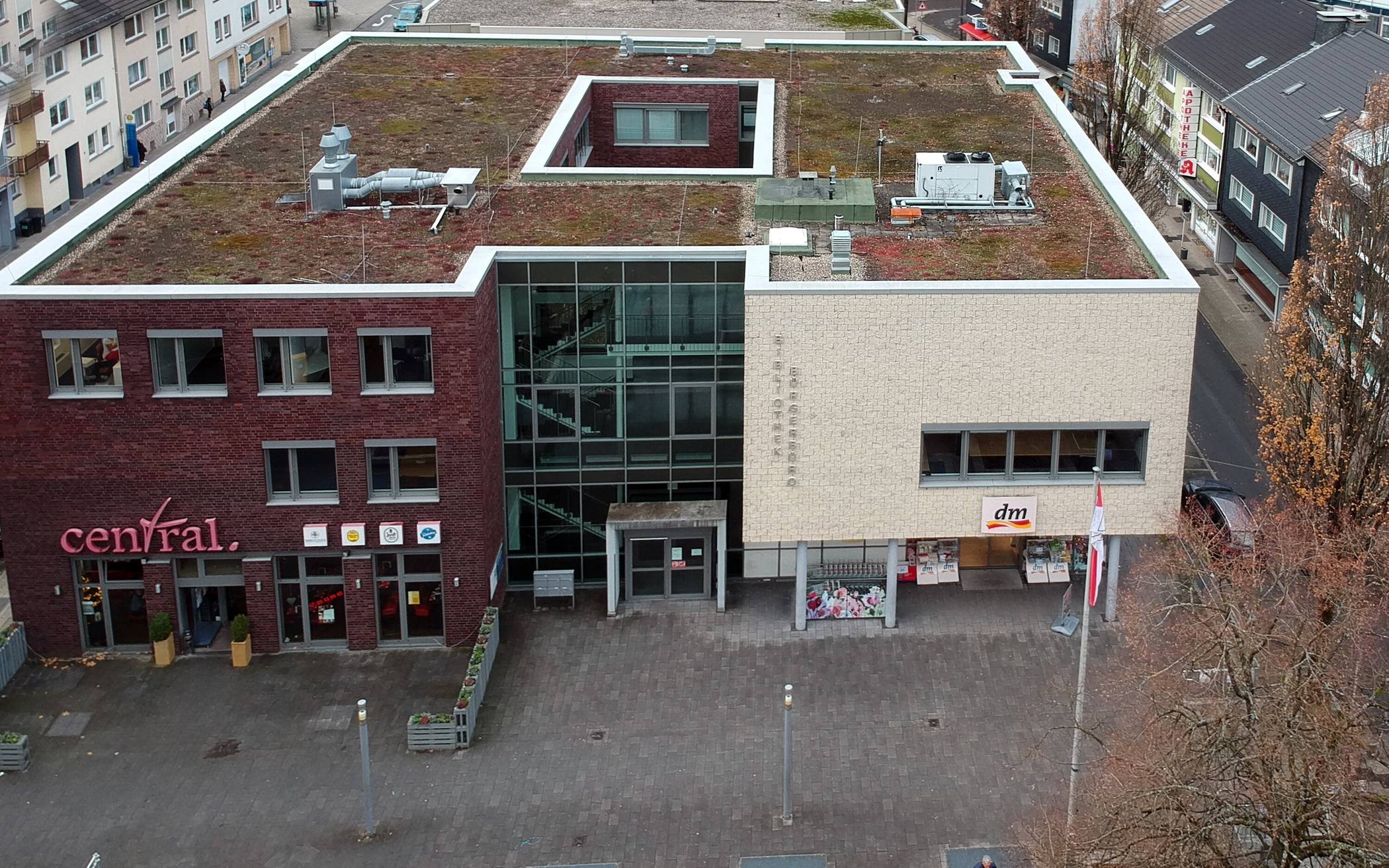  Die Ronsdorfer Stadtbibliothek ist direkt am Bandwirkerplatz untergebracht. 