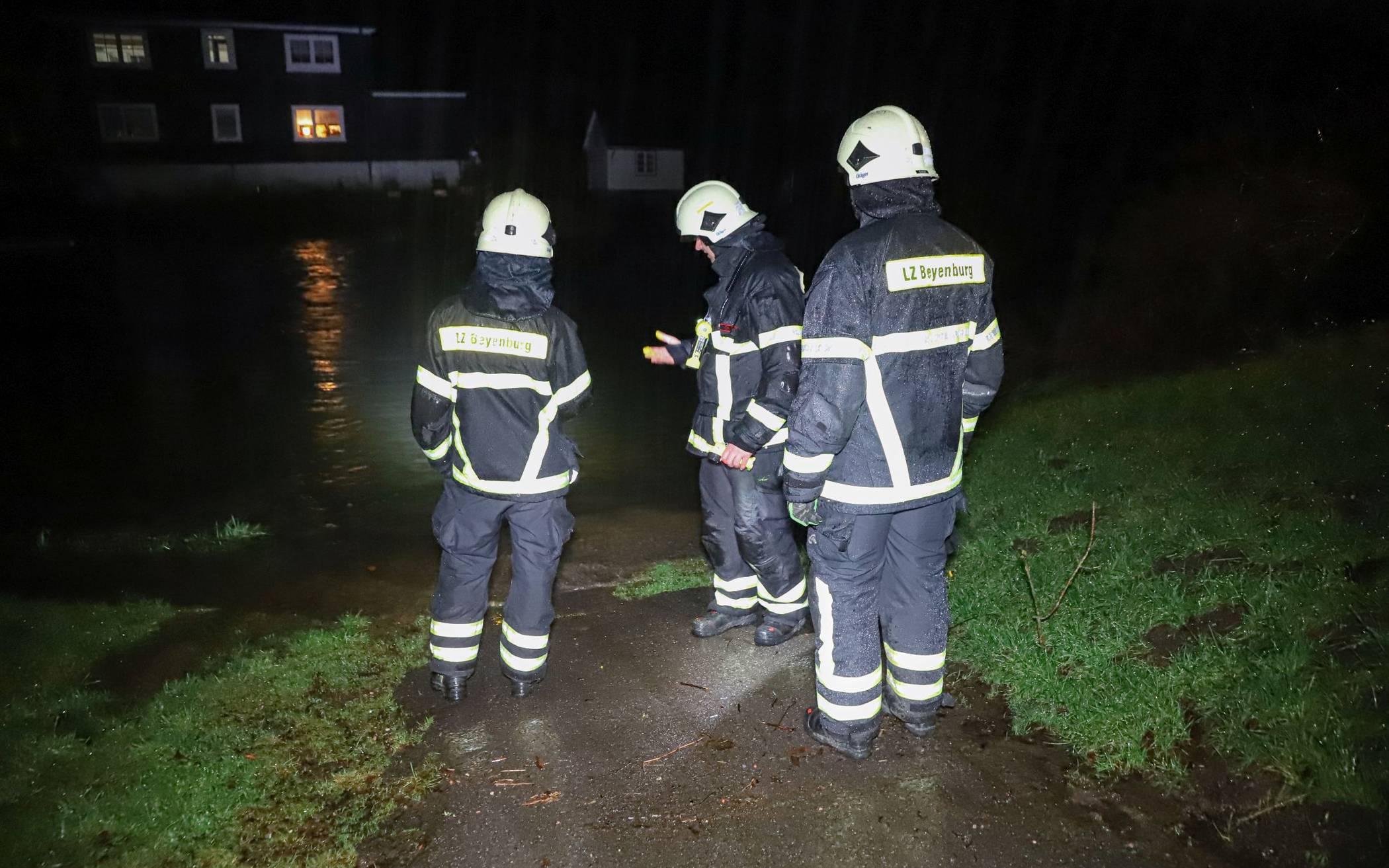 Hochwasser: Feuerwehr liefert Sandsäcke nach Beyenburg​