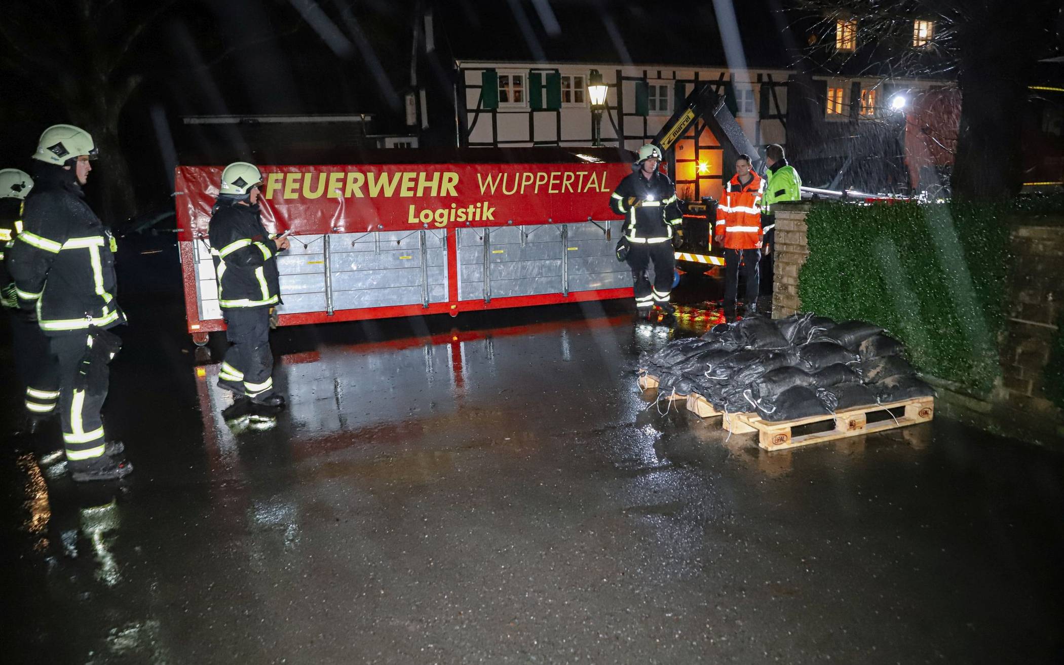 Wupper-Hochwasser: 100 Sandsäcke in Beyenburg