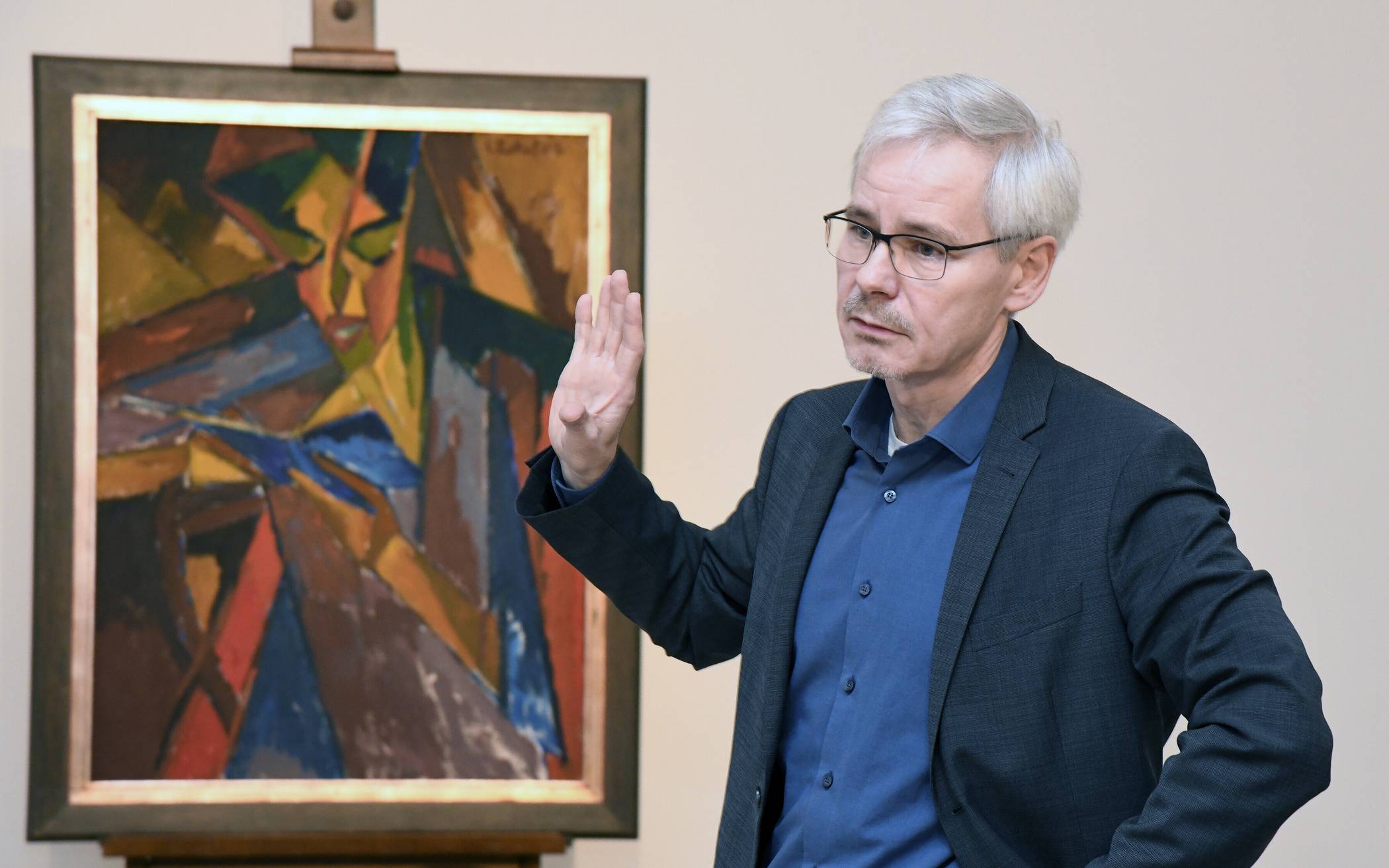  Museumsdirektor Dr. Roland Mönig vor der „Lesenden“ von Schmidt-Rottluff. 